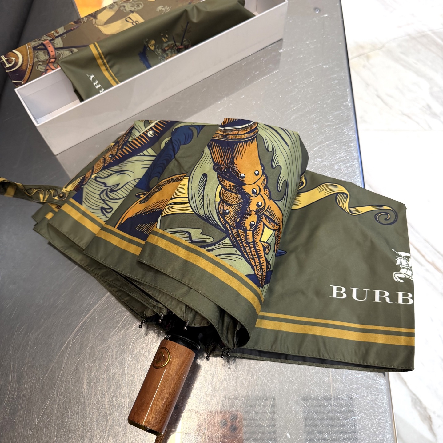 巴宝莉BURBERRY 三折防晒睛雨伞。。 2025夏季新款 全自动折叠晴雨伞 内里黑色涂层防晒有效阻隔