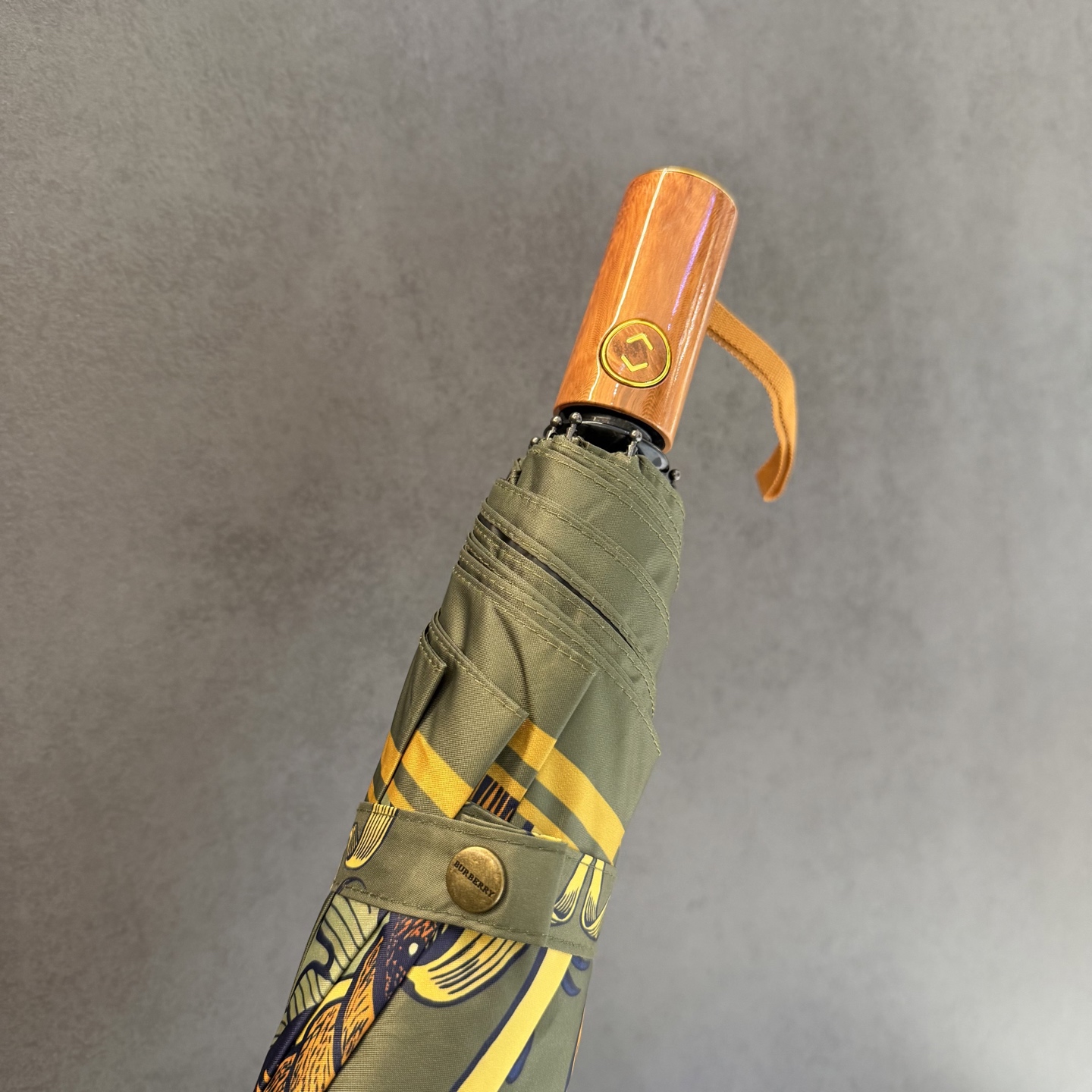 巴宝莉BURBERRY 三折防晒睛雨伞。。 2025夏季新款 全自动折叠晴雨伞 内里黑色涂层防晒有效阻隔