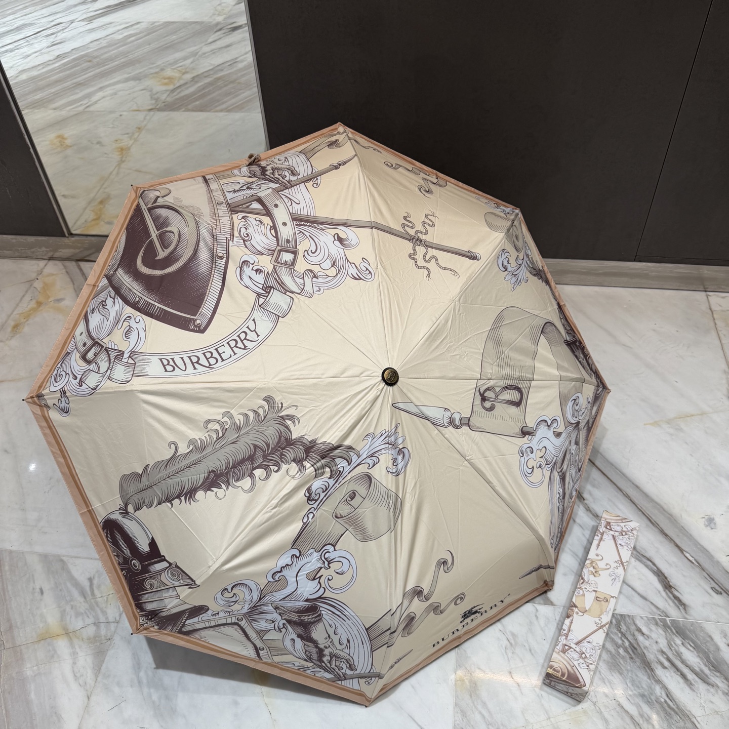 巴宝莉BURBERRY 三折防晒睛雨伞。。 2025夏季新款 全自动折叠晴雨伞 内里黑色涂层防晒有效阻隔