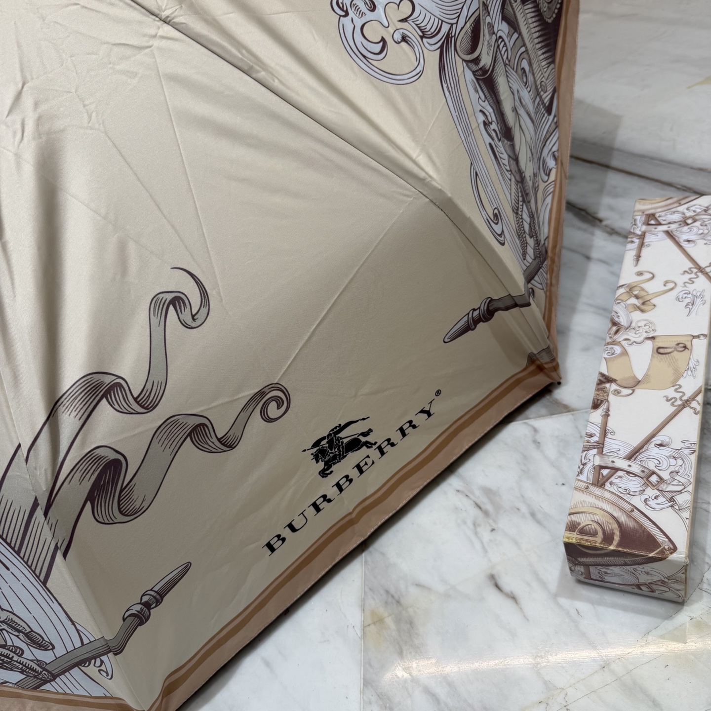 巴宝莉BURBERRY 三折防晒睛雨伞。。 2025夏季新款 全自动折叠晴雨伞 内里黑色涂层防晒有效阻隔