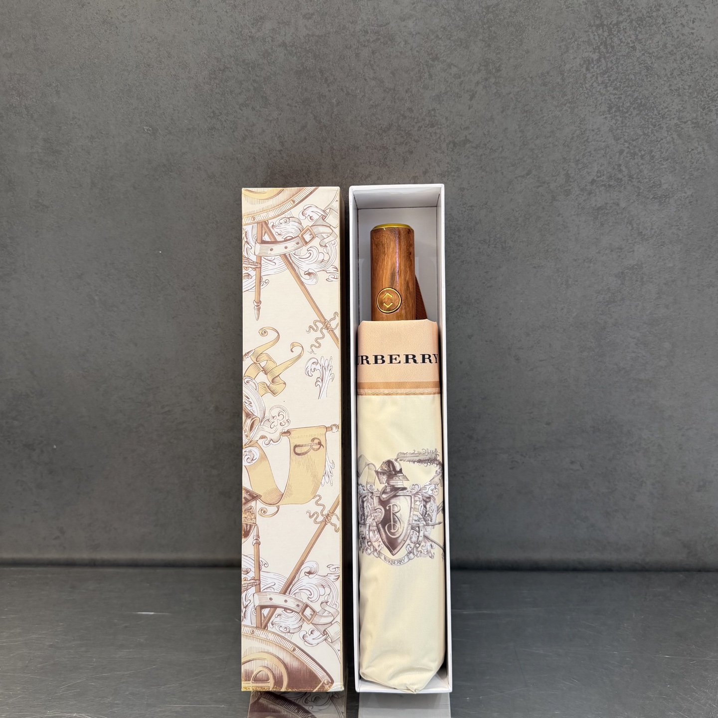 巴宝莉BURBERRY 三折防晒睛雨伞。。 2025夏季新款 全自动折叠晴雨伞 内里黑色涂层防晒有效阻隔