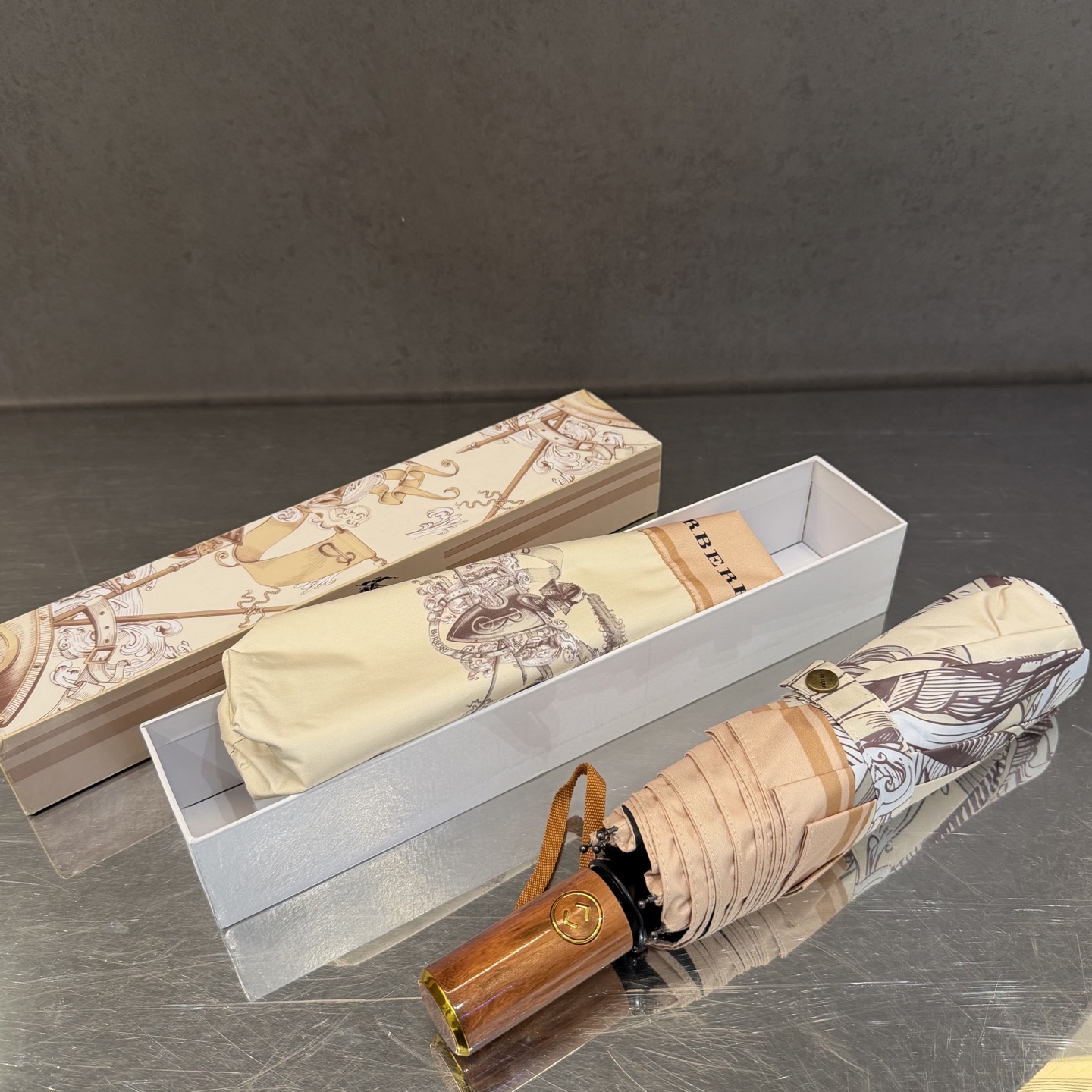 巴宝莉BURBERRY 三折防晒睛雨伞。。 2025夏季新款 全自动折叠晴雨伞 内里黑色涂层防晒有效阻隔