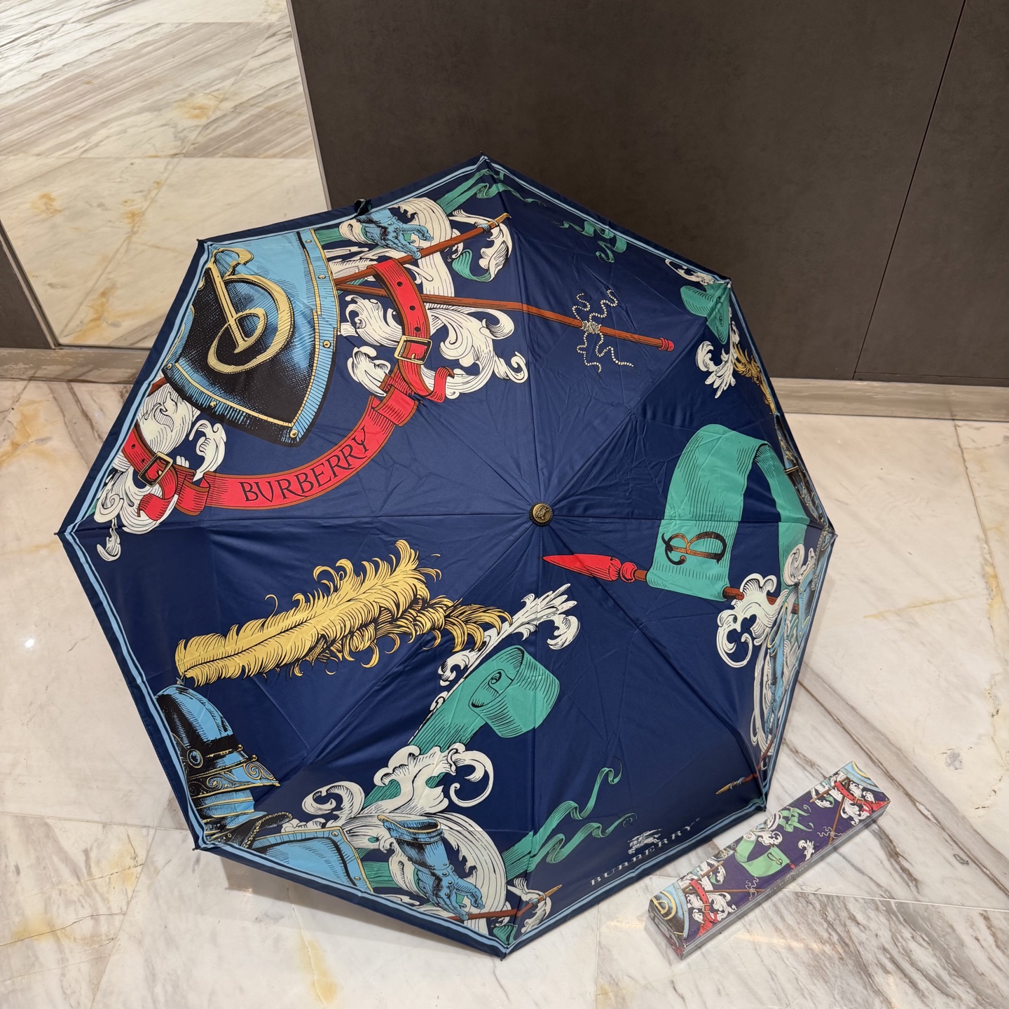 巴宝莉BURBERRY 三折防晒睛雨伞。。 2025夏季新款 全自动折叠晴雨伞 内里黑色涂层防晒有效阻隔