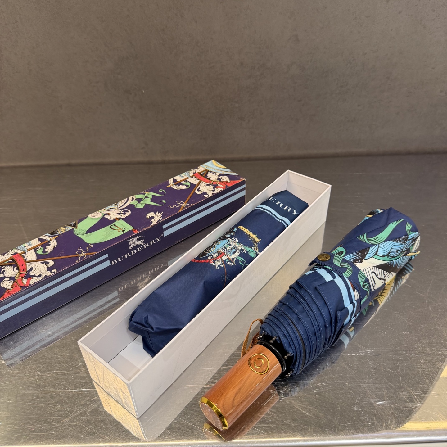 NO:754467,BURBERRY Tri-fold Sunscreen Umbrella, new model for summer, fully automatic folding sun umbrella. The black sunscreen coating on the inside effectively blocks 99% of ultraviolet rays, UPF>50, so it can have a cooling effect under the umbrella!  Effective heat insulation and efficient sun protection. It can be done in one go. It is ultra-light and the whole material is very light. The width and diameter are 102cm. It can be folded into a 30cm gift box for umbrellas, parasols, sun umbrellas, umbrellas, burberry, burberry, and umbrellas.19860909巴宝莉BURBERRY 三折防晒睛雨伞 夏季新款 全自动折叠晴雨伞 内里黑色涂层防晒有效阻隔紫外线99,UPF>50 所以能起到伞下体感降温的效果！ 有效隔热 高效防晒 一把搞定,超轻全吕材质自重很轻 宽度直径102cm ,折30cm礼盒装雨伞遮阳伞太阳伞,雨伞,burberry,burberry,umbrellas,accessory