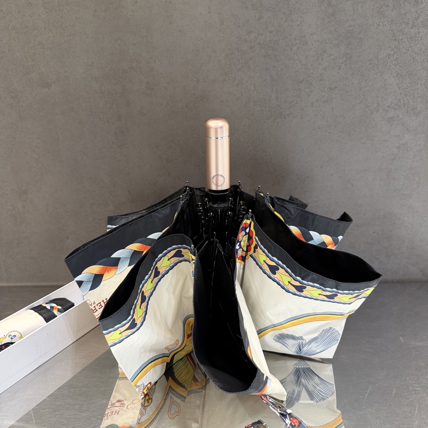 爱马仕HERMES 三折防晒睛雨伞。。 夏季新款 全自动折叠晴雨伞 内里黑色涂层防晒有效阻隔紫外线99%