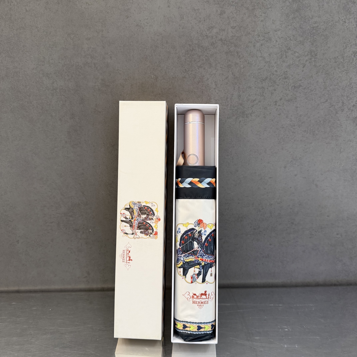 爱马仕HERMES 三折防晒睛雨伞。。 夏季新款 全自动折叠晴雨伞 内里黑色涂层防晒有效阻隔紫外线99%