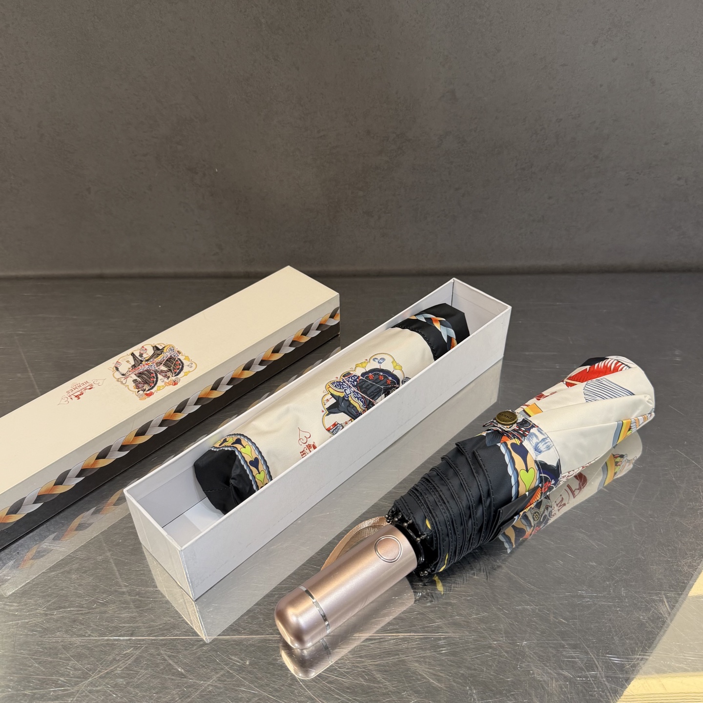 爱马仕HERMES 三折防晒睛雨伞。。 夏季新款 全自动折叠晴雨伞 内里黑色涂层防晒有效阻隔紫外线99%