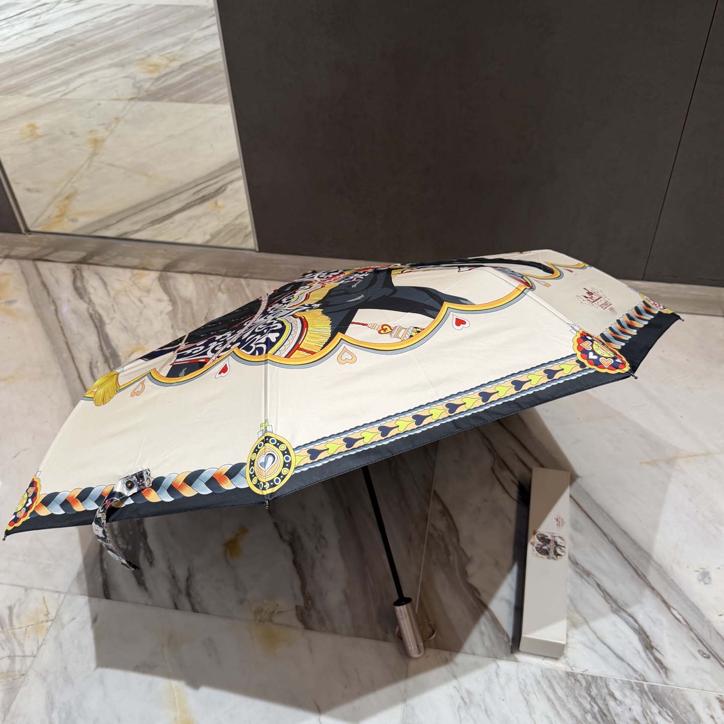 爱马仕HERMES 三折防晒睛雨伞。。 夏季新款 全自动折叠晴雨伞 内里黑色涂层防晒有效阻隔紫外线99%