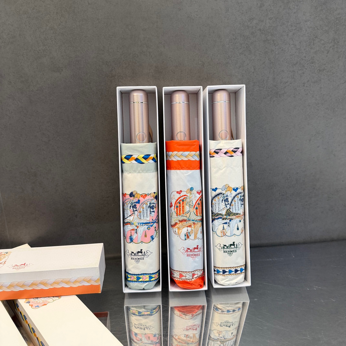 爱马仕HERMES 三折防晒睛雨伞。。 夏季新款 全自动折叠晴雨伞 内里黑色涂层防晒有效阻隔紫外线99%