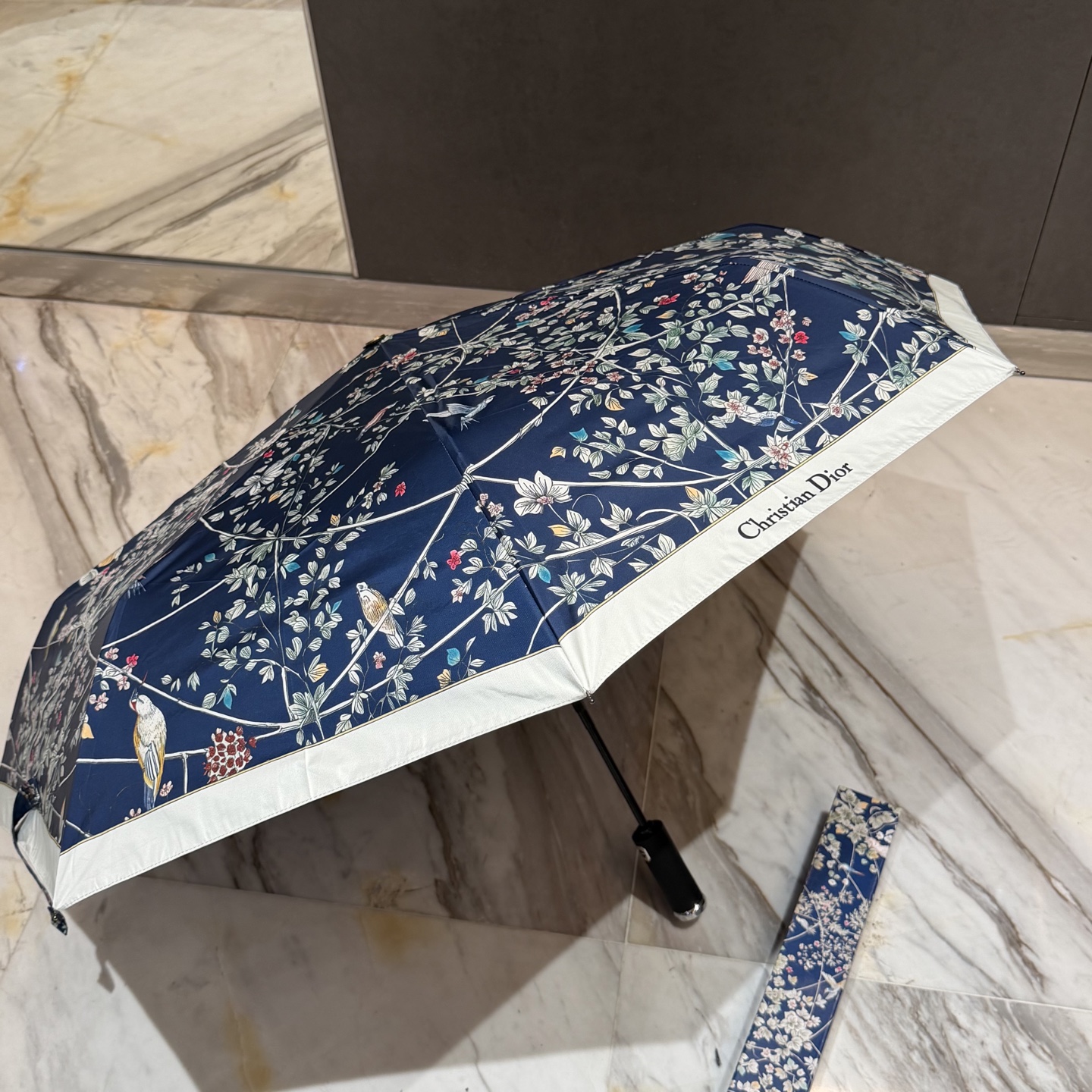 迪奥Dior 三折防晒睛雨伞。。夏季新款 全自动折叠晴雨伞 内里黑色涂层防晒有效阻隔紫外线99%，UPF