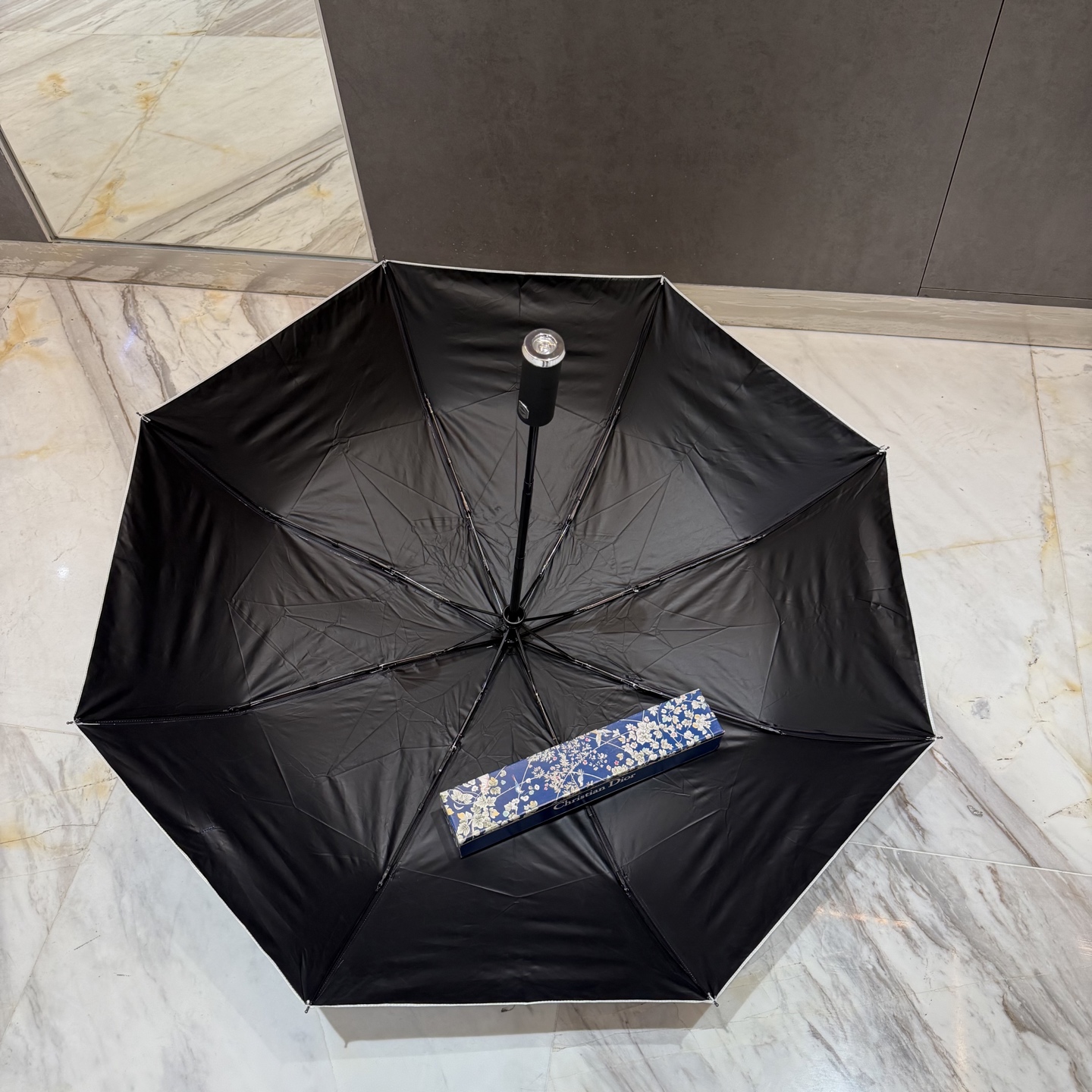 迪奥Dior 三折防晒睛雨伞。。夏季新款 全自动折叠晴雨伞 内里黑色涂层防晒有效阻隔紫外线99%，UPF