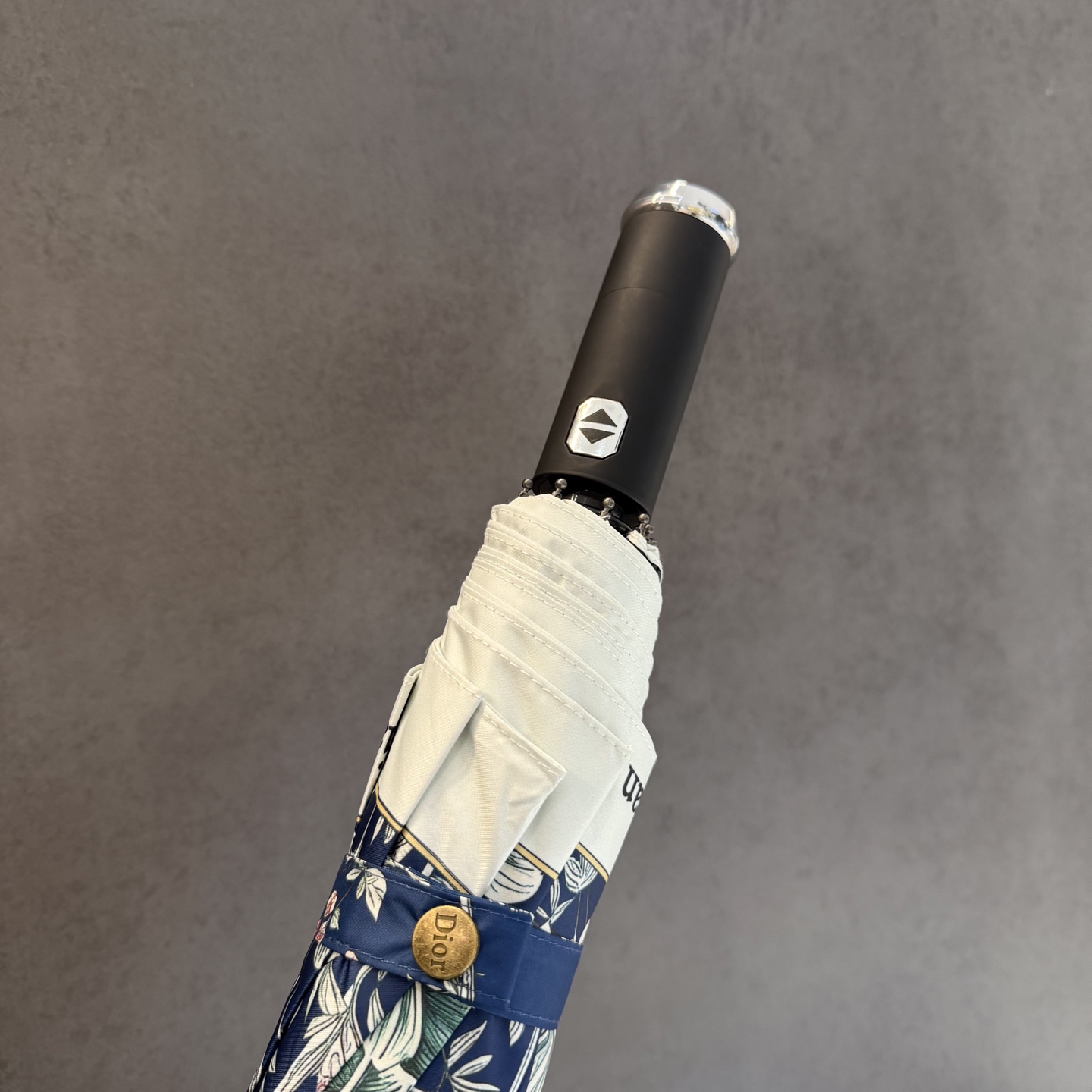 迪奥Dior 三折防晒睛雨伞。。夏季新款 全自动折叠晴雨伞 内里黑色涂层防晒有效阻隔紫外线99%，UPF