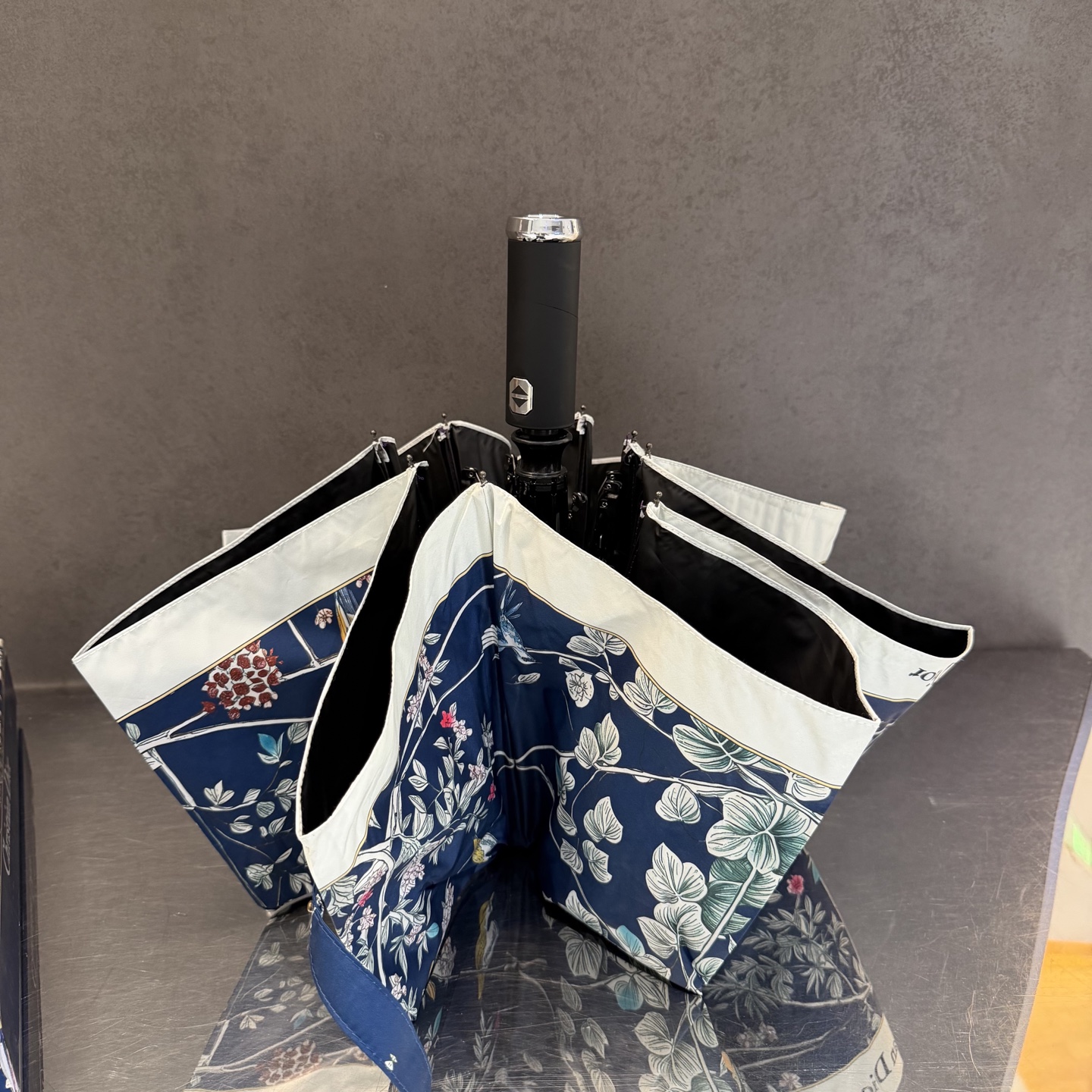 迪奥Dior 三折防晒睛雨伞。。夏季新款 全自动折叠晴雨伞 内里黑色涂层防晒有效阻隔紫外线99%，UPF