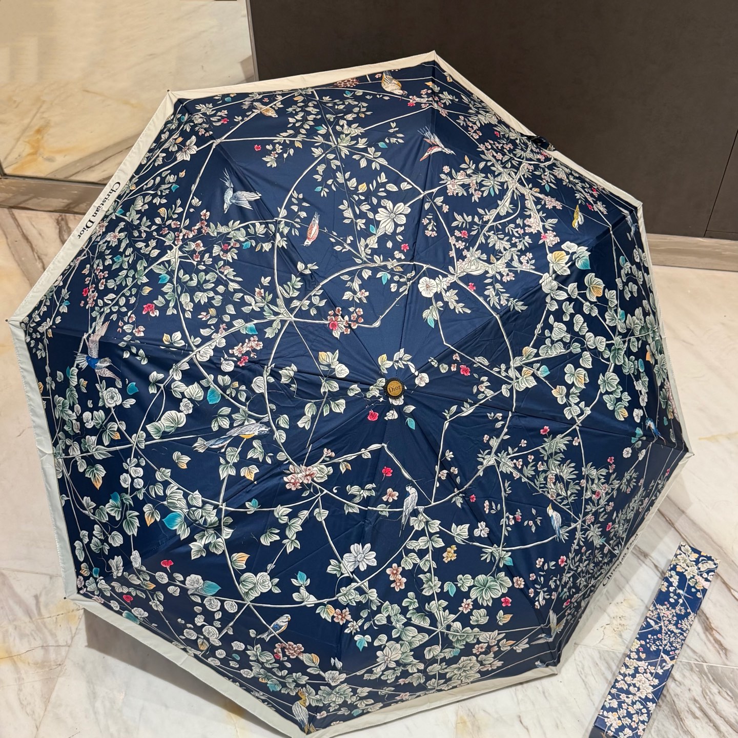 迪奥Dior 三折防晒睛雨伞。。夏季新款 全自动折叠晴雨伞 内里黑色涂层防晒有效阻隔紫外线99%，UPF