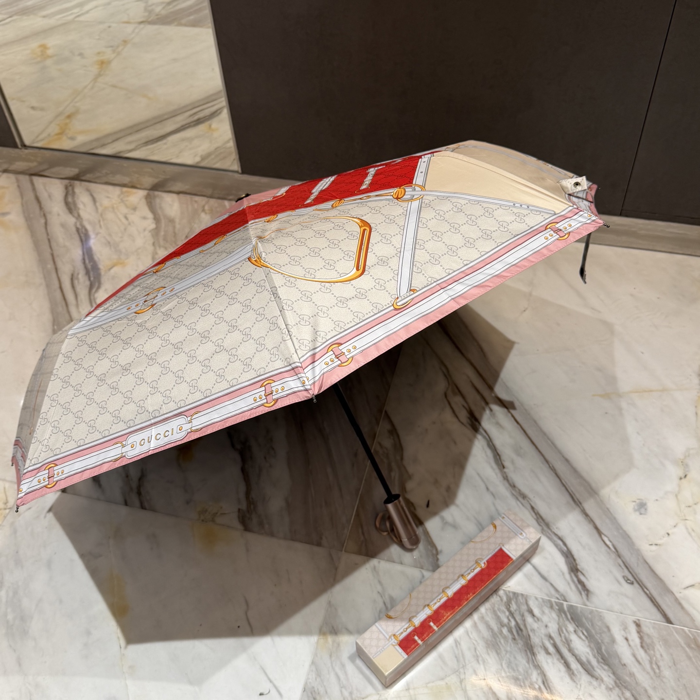 LV 路易威登三折防晒睛雨伞。。 夏季新款 全自动折叠晴雨伞 内里黑色涂层防晒有效阻隔紫外线99%，UP