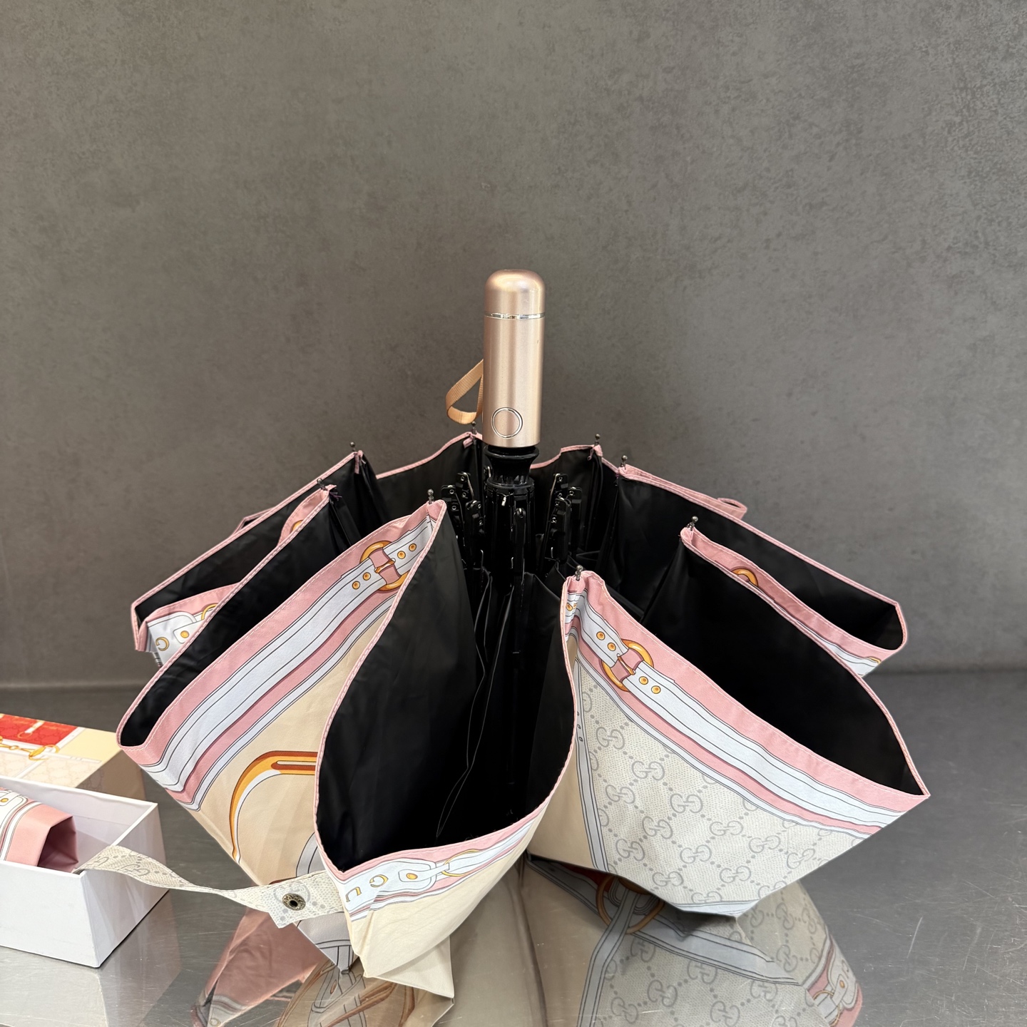 LV 路易威登三折防晒睛雨伞。。 夏季新款 全自动折叠晴雨伞 内里黑色涂层防晒有效阻隔紫外线99%，UP