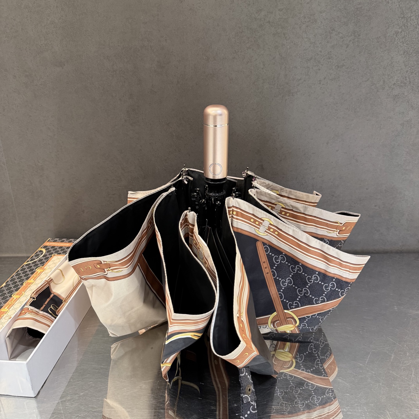 LV 路易威登三折防晒睛雨伞。。 夏季新款 全自动折叠晴雨伞 内里黑色涂层防晒有效阻隔紫外线99%，UP