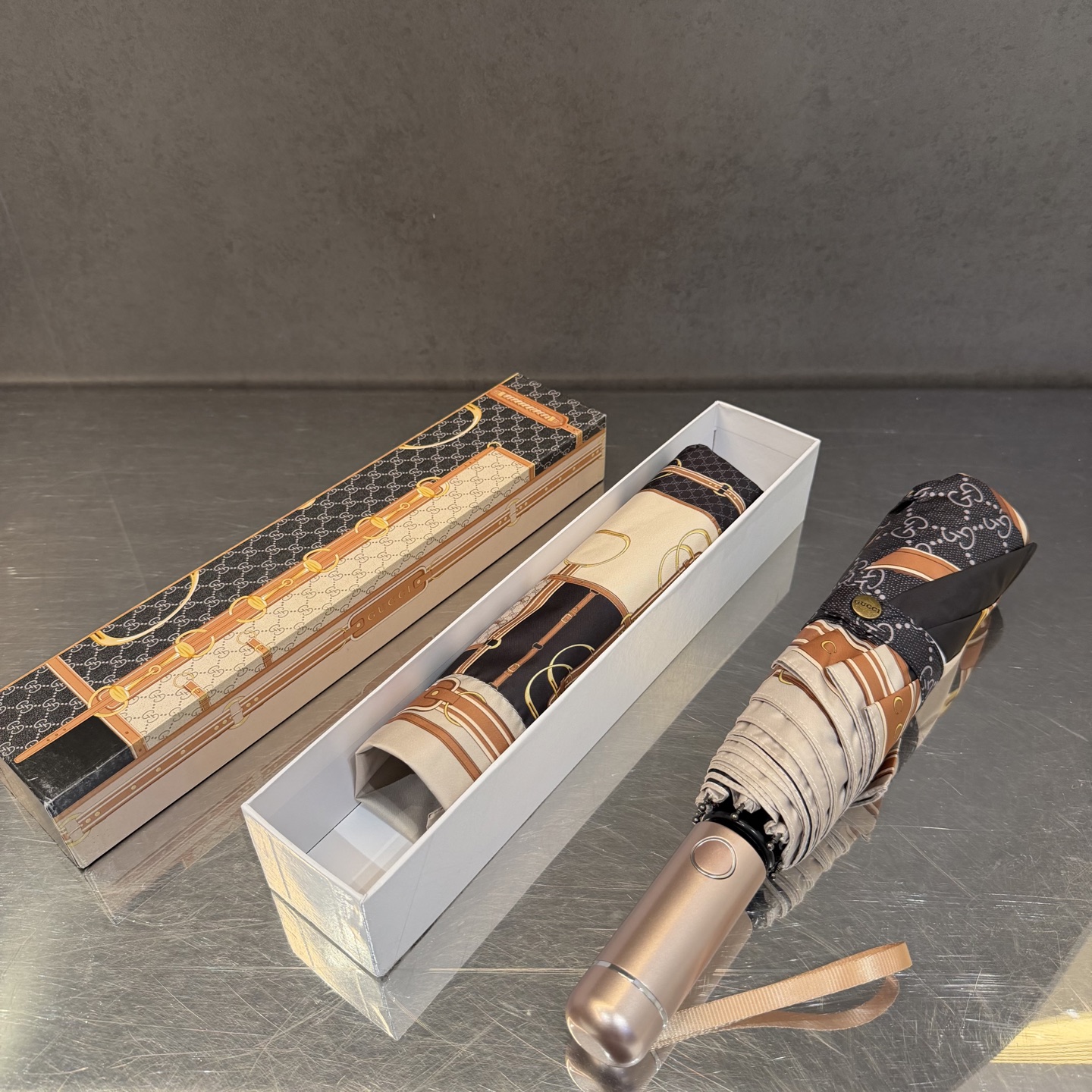 LV 路易威登三折防晒睛雨伞。。 夏季新款 全自动折叠晴雨伞 内里黑色涂层防晒有效阻隔紫外线99%，UP