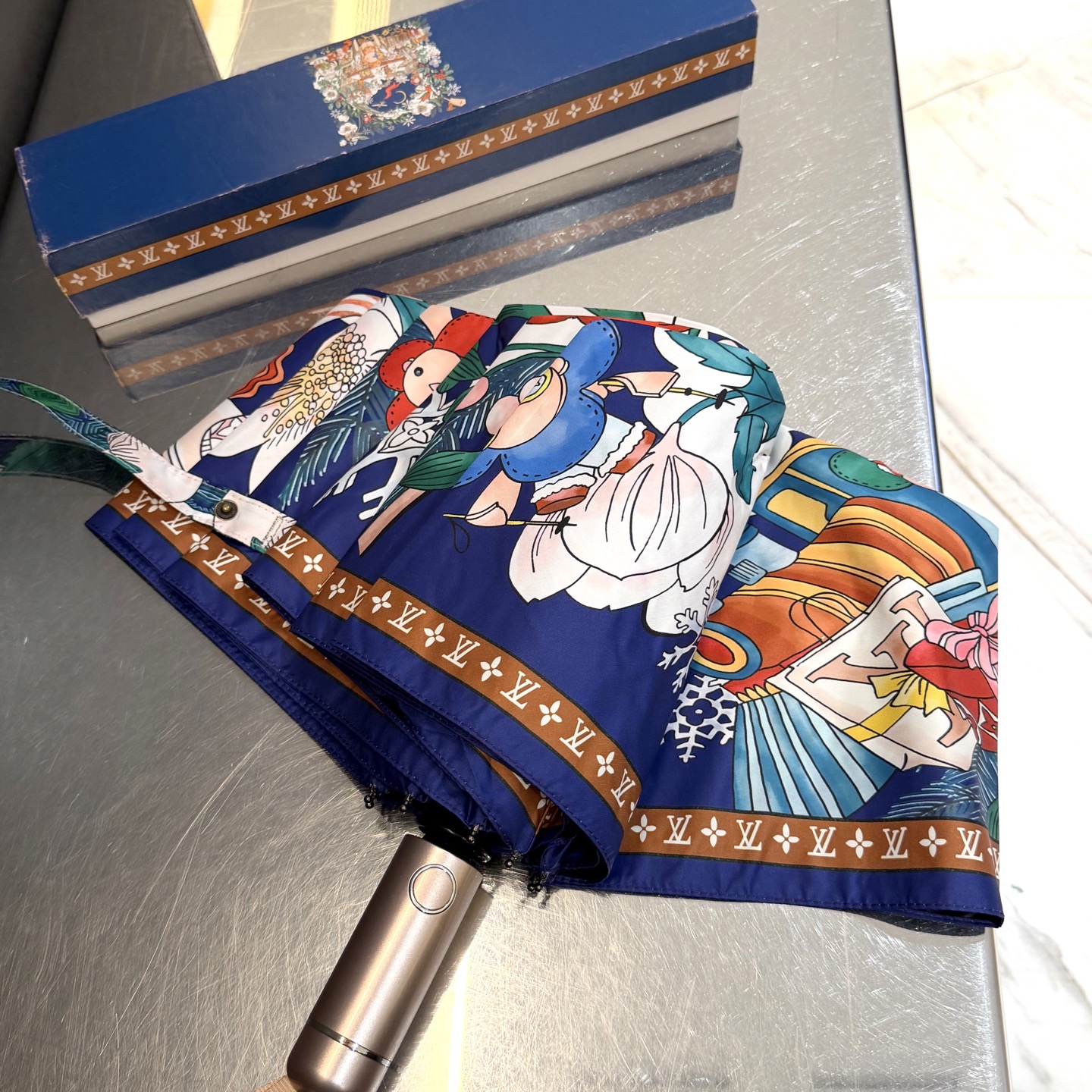 LV 路易威登三折防晒睛雨伞。。 夏季新款 全自动折叠晴雨伞 内里黑色涂层防晒有效阻隔紫外线99%，UP