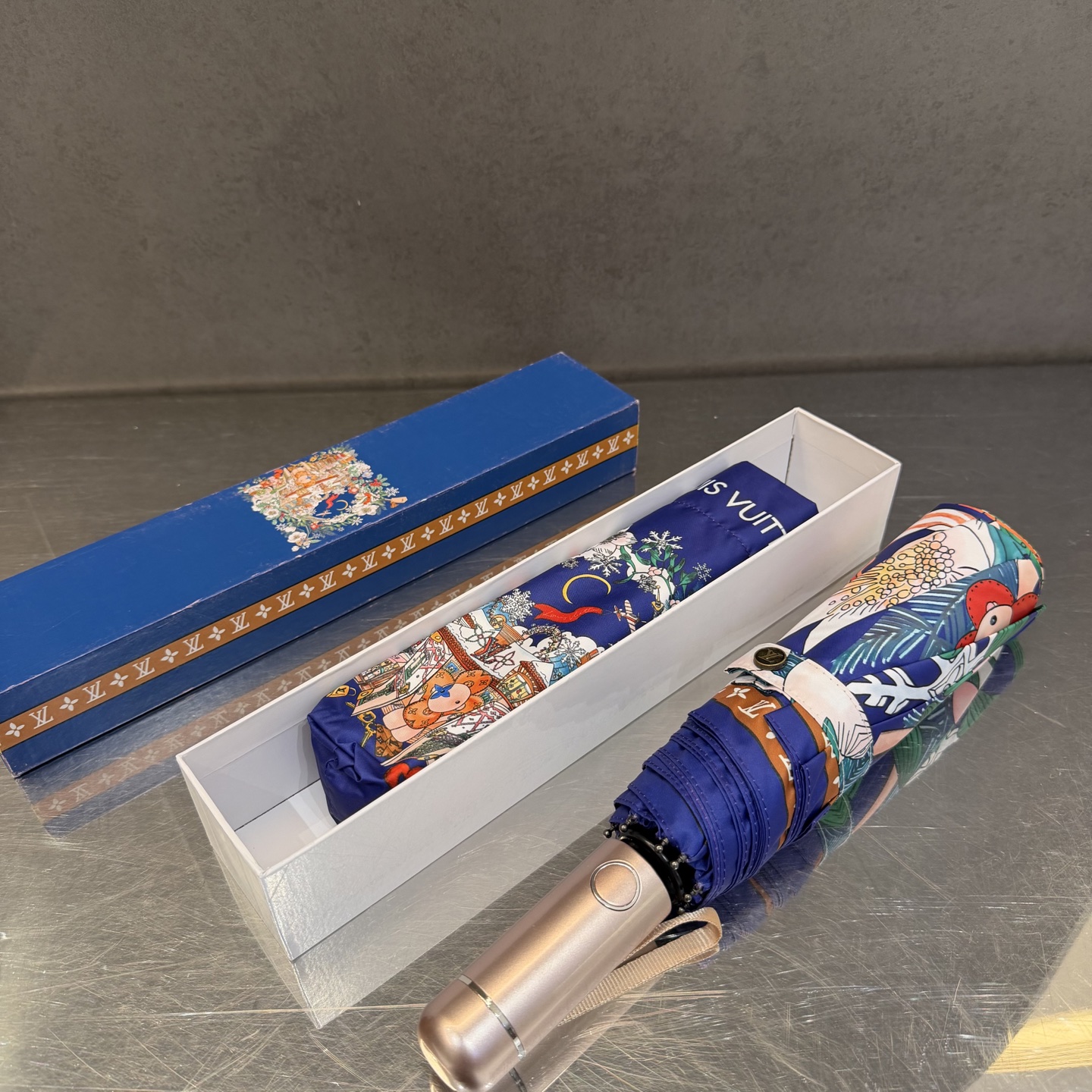 LV 路易威登三折防晒睛雨伞。。 夏季新款 全自动折叠晴雨伞 内里黑色涂层防晒有效阻隔紫外线99%，UP