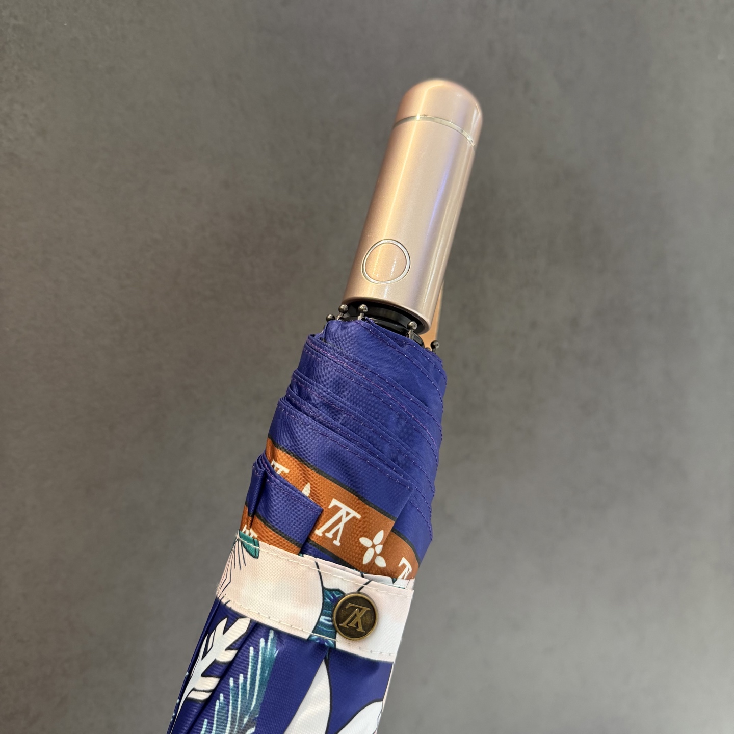 LV 路易威登三折防晒睛雨伞。。 夏季新款 全自动折叠晴雨伞 内里黑色涂层防晒有效阻隔紫外线99%，UP