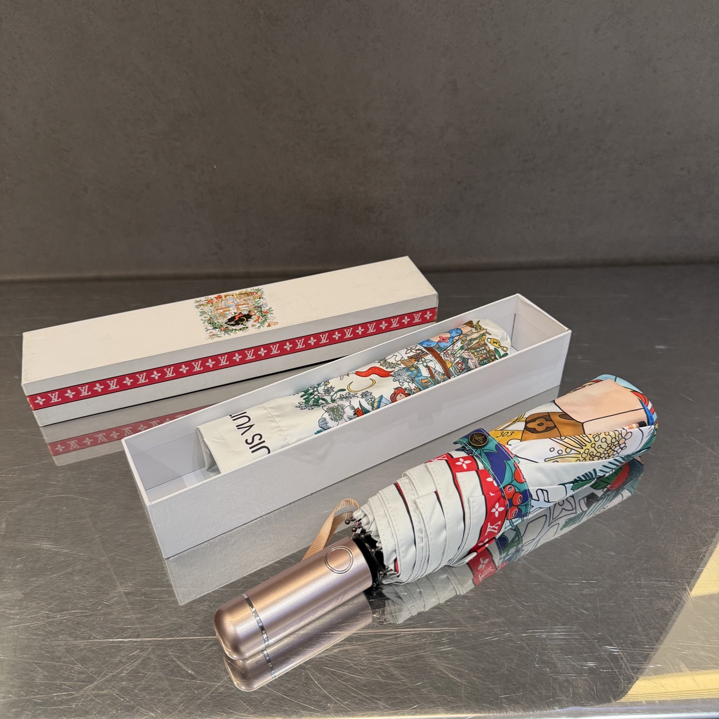 NO:754471,LV Louis Vuitton Tri-fold Sunscreen Umbrella, new model for summer, fully automatic folding sun umbrella. The black sunscreen coating on the inside effectively blocks 99% of ultraviolet rays, UPF>, so it can have a cooling effect under the umbrella!  Effective heat insulation and efficient sun protection. It can be done in one go. It is ultra-light and the whole material is very light. The width and diameter are 102cm. It can be folded into a 30cm gift box for umbrellas, parasols, sun umbrellas, umbrellas, louis vuitton, louis vuitton, and umbrellas.19860909LV 路易威登三折防晒睛雨伞 夏季新款 全自动折叠晴雨伞 内里黑色涂层防晒有效阻隔紫外线99,UPF> 所以能起到伞下体感降温的效果！ 有效隔热 高效防晒 一把搞定,超轻全吕材质自重很轻 宽度直径102cm ,折30cm礼盒装雨伞遮阳伞太阳伞,雨伞,louis vuitton,louis vuitton,umbrellas,accessory