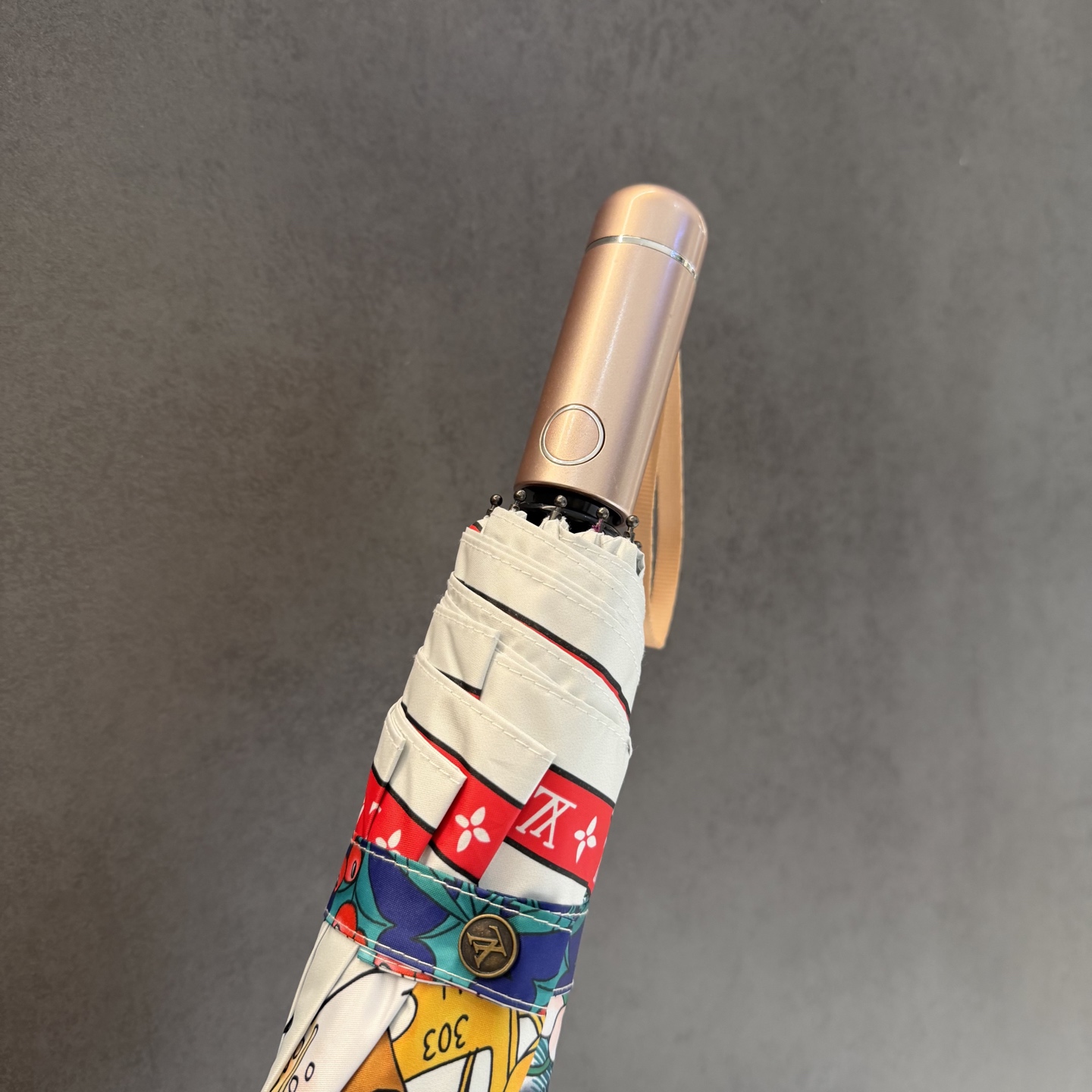 LV 路易威登三折防晒睛雨伞。。 夏季新款 全自动折叠晴雨伞 内里黑色涂层防晒有效阻隔紫外线99%，UP