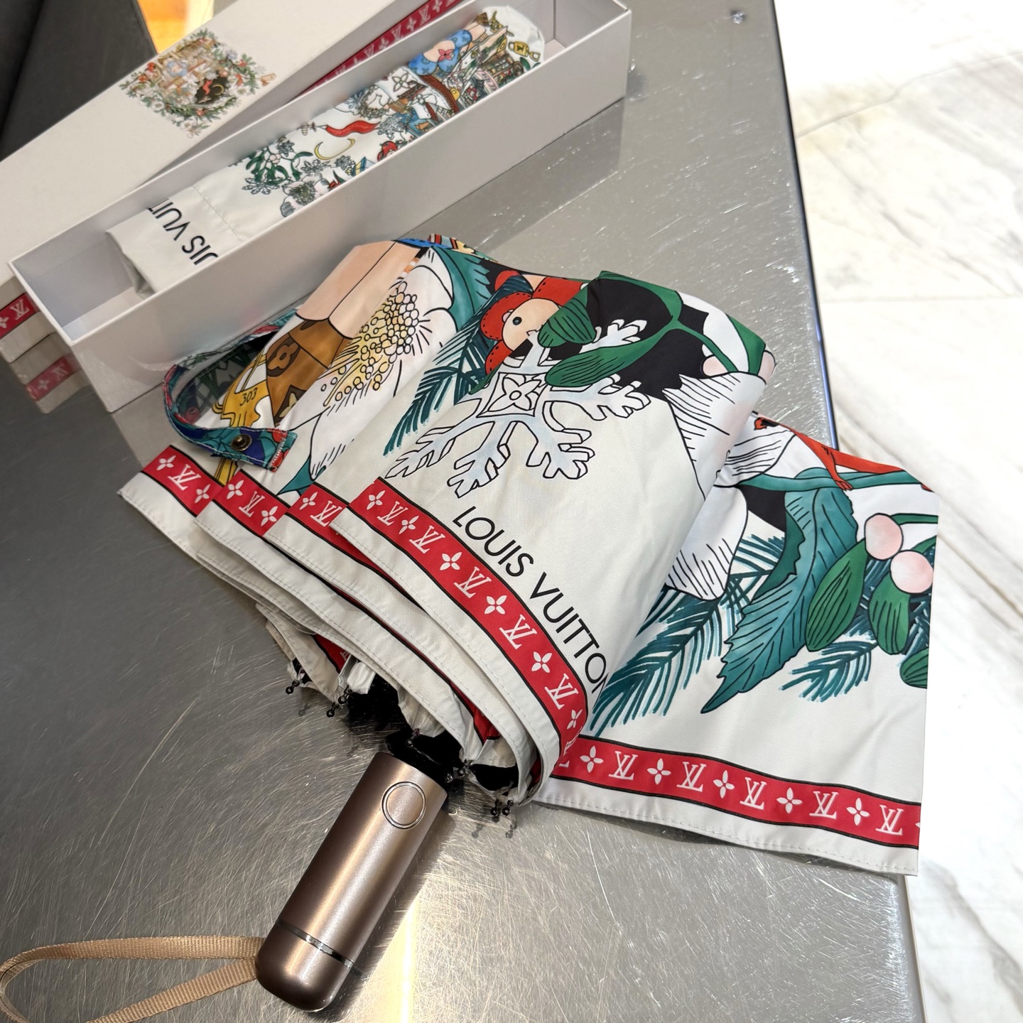 LV 路易威登三折防晒睛雨伞。。 夏季新款 全自动折叠晴雨伞 内里黑色涂层防晒有效阻隔紫外线99%，UP