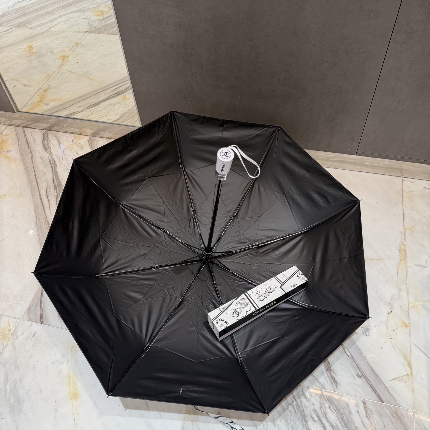 CHANEL（香奈儿）新款三折自动折叠晴雨伞 做工精细 气质 时尚 炒鸡好看！防紫外线 人手必备 ！