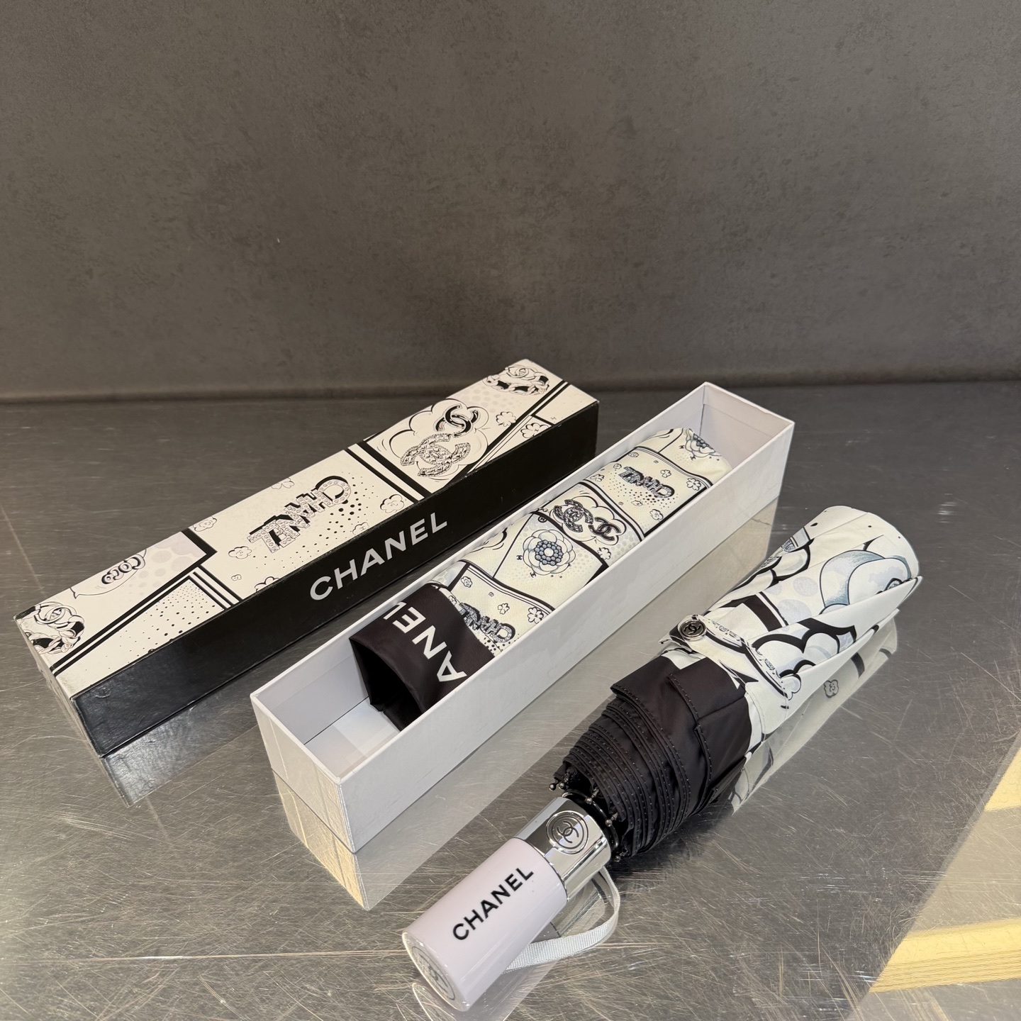 CHANEL（香奈儿）新款三折自动折叠晴雨伞 做工精细 气质 时尚 炒鸡好看！防紫外线 人手必备 ！