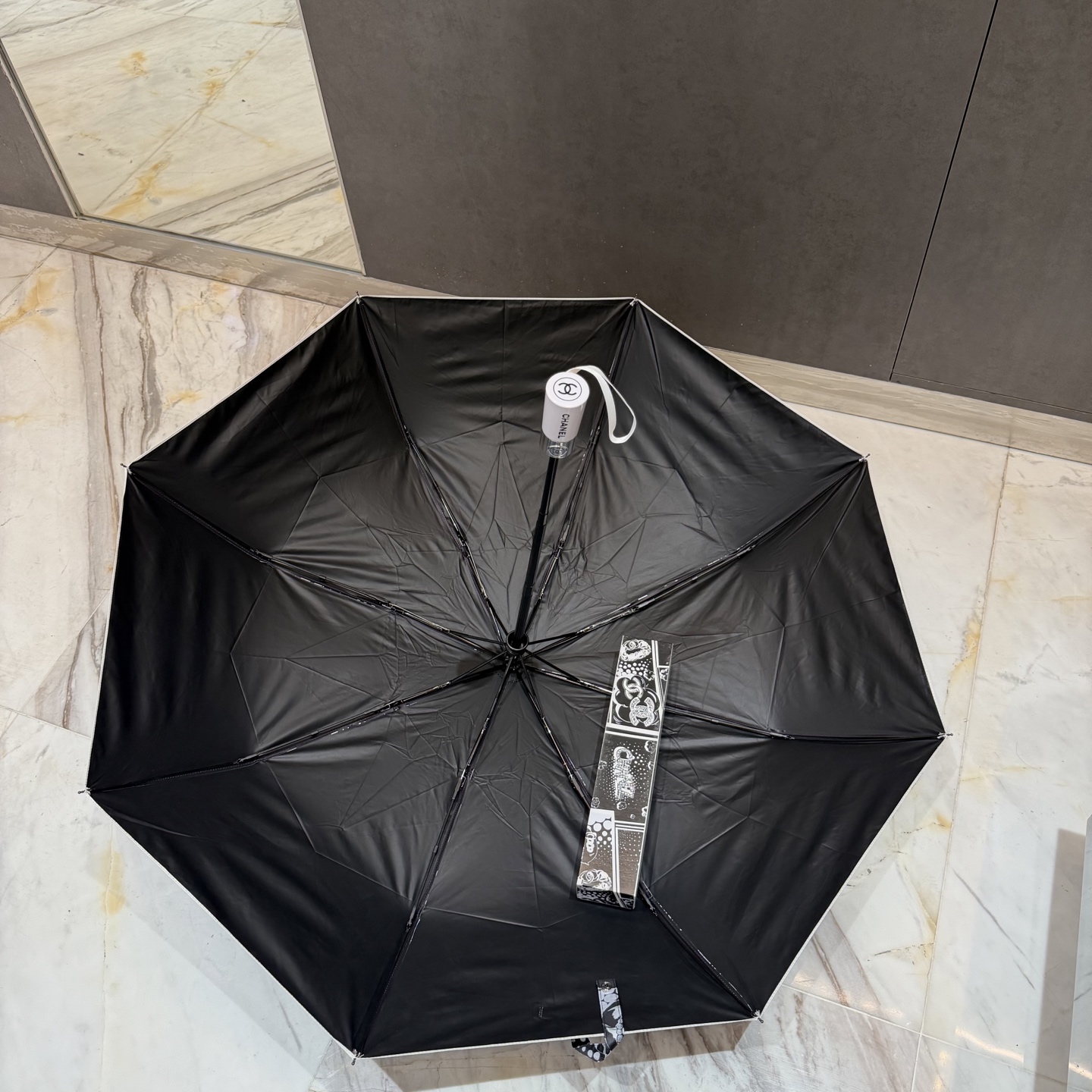 CHANEL（香奈儿）新款三折自动折叠晴雨伞 做工精细 气质 时尚 炒鸡好看！防紫外线 人手必备 ！