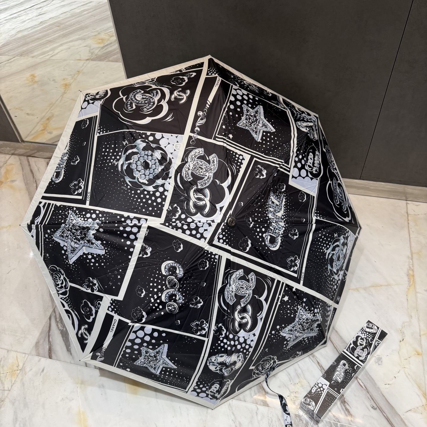 CHANEL（香奈儿）新款三折自动折叠晴雨伞 做工精细 气质 时尚 炒鸡好看！防紫外线 人手必备 ！