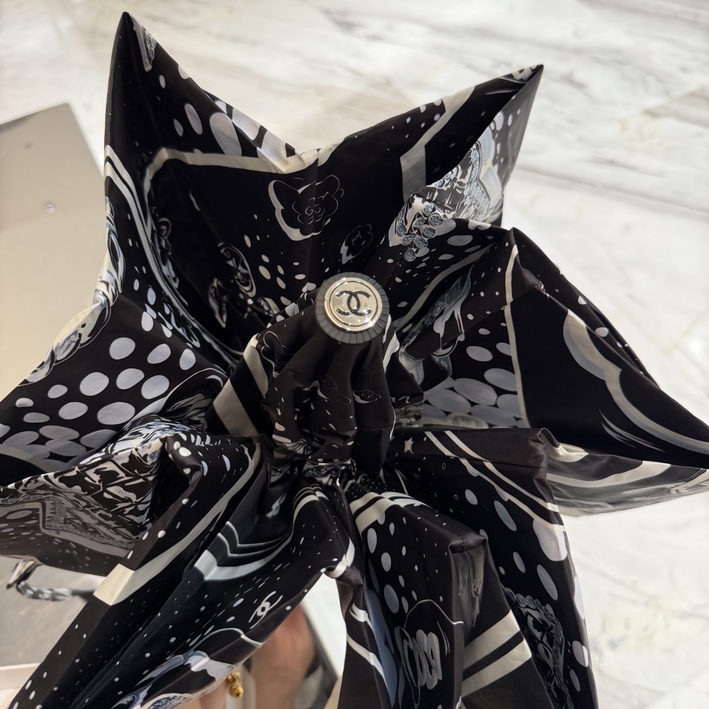 CHANEL（香奈儿）新款三折自动折叠晴雨伞 做工精细 气质 时尚 炒鸡好看！防紫外线 人手必备 ！