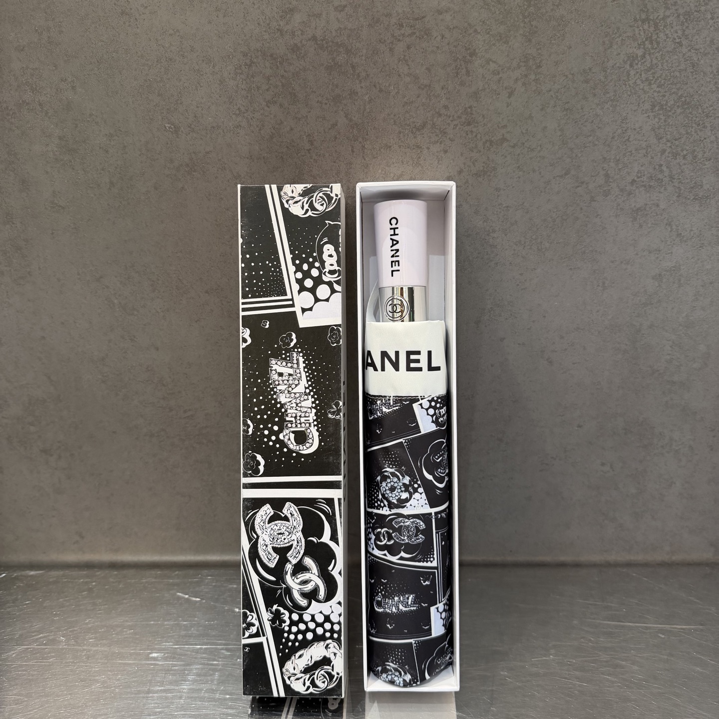 CHANEL（香奈儿）新款三折自动折叠晴雨伞 做工精细 气质 时尚 炒鸡好看！防紫外线 人手必备 ！