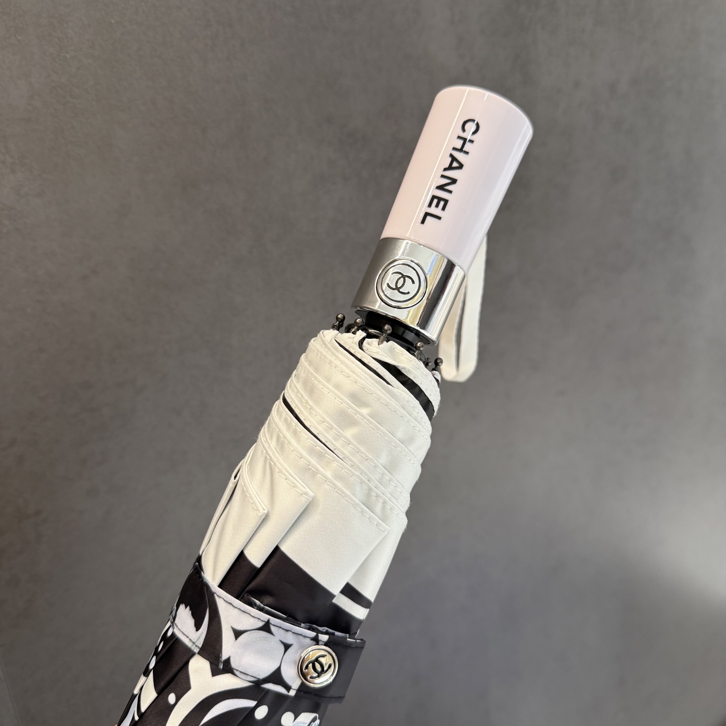 CHANEL（香奈儿）新款三折自动折叠晴雨伞 做工精细 气质 时尚 炒鸡好看！防紫外线 人手必备 ！