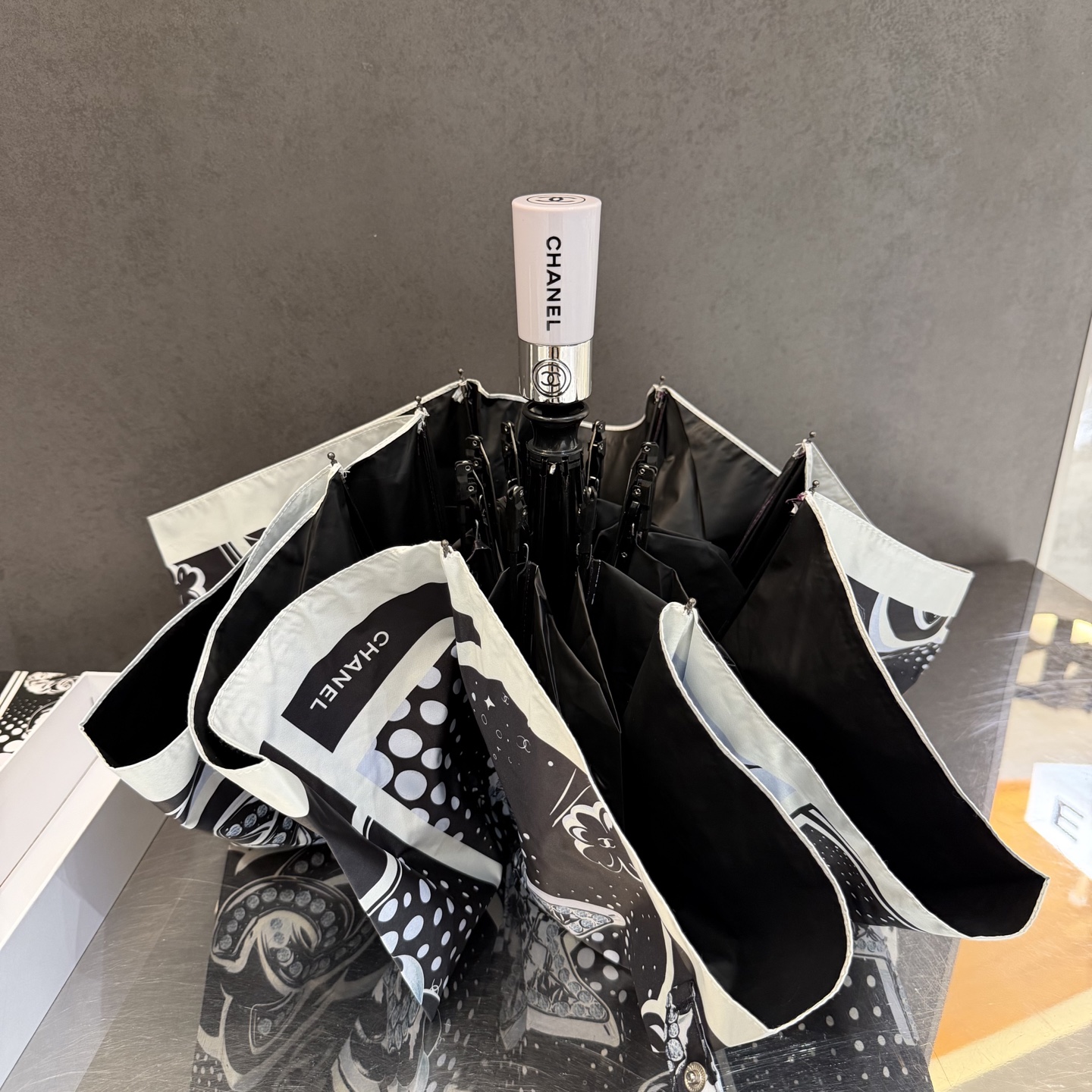 CHANEL（香奈儿）新款三折自动折叠晴雨伞 做工精细 气质 时尚 炒鸡好看！防紫外线 人手必备 ！