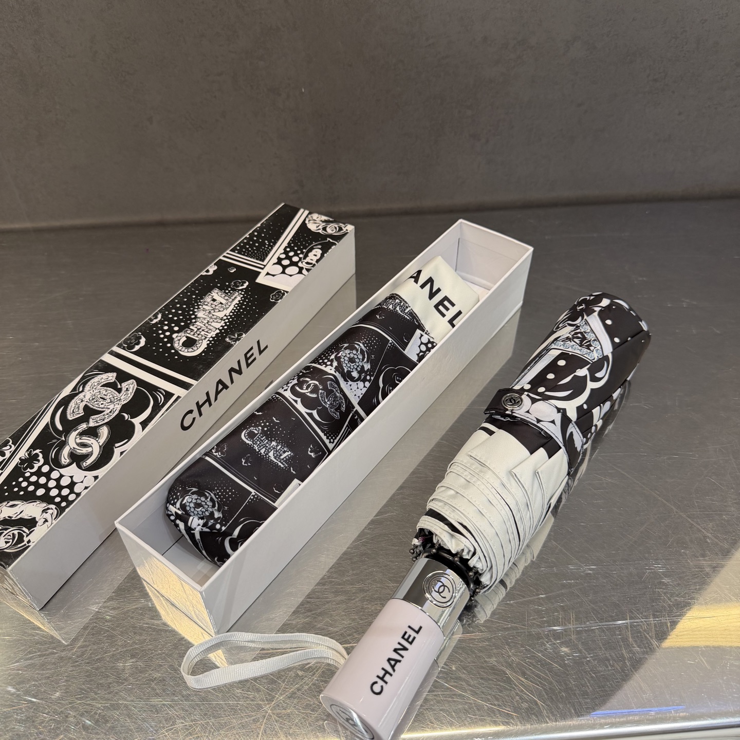 CHANEL（香奈儿）新款三折自动折叠晴雨伞 做工精细 气质 时尚 炒鸡好看！防紫外线 人手必备 ！