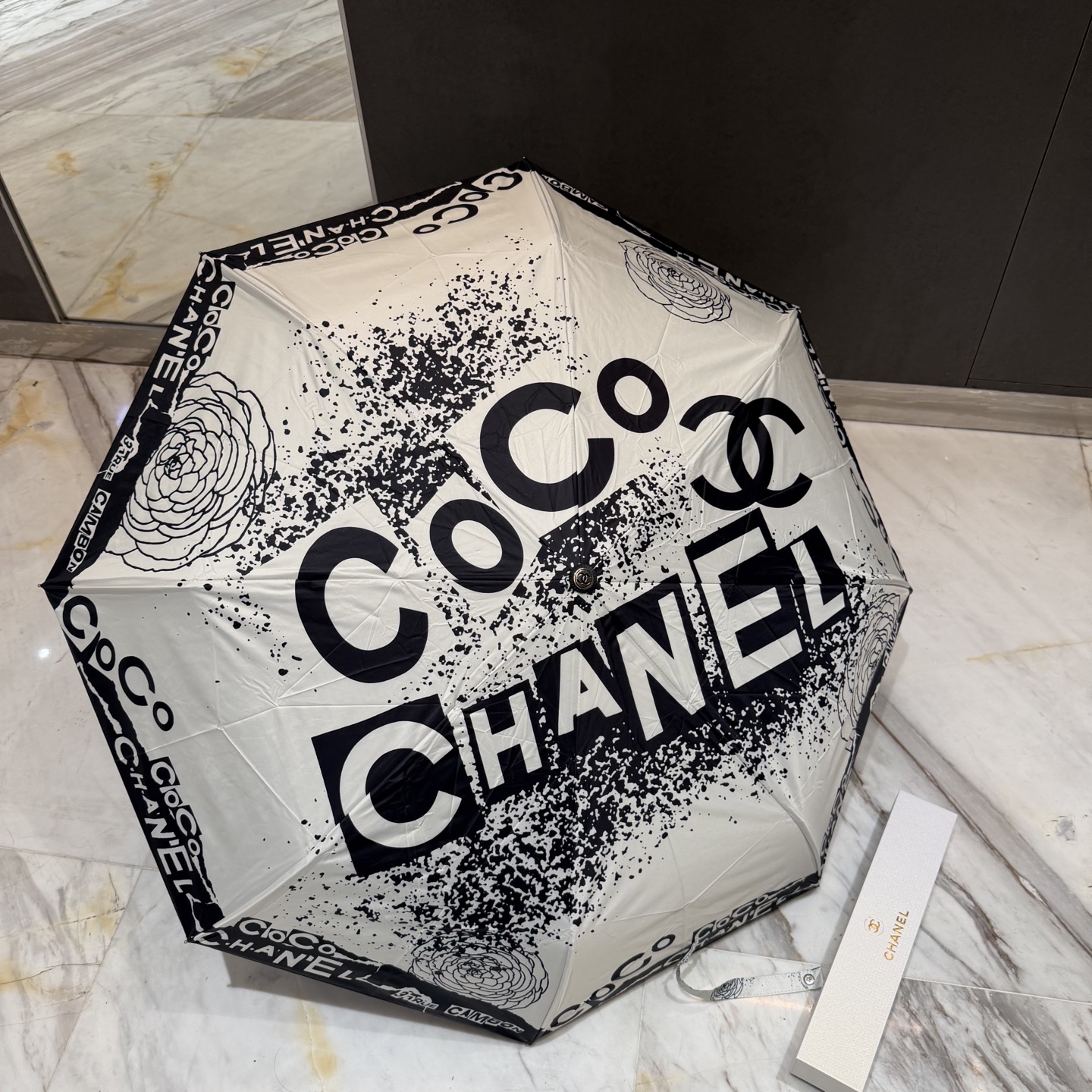 CHANEL（香奈儿）新款三折自动折叠晴雨伞 做工精细 气质 时尚 炒鸡好看！防紫外线 人手必备 ！