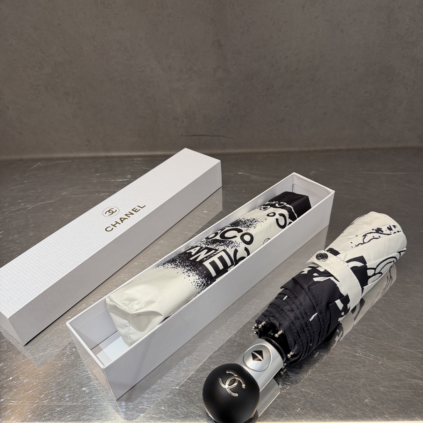 CHANEL（香奈儿）新款三折自动折叠晴雨伞 做工精细 气质 时尚 炒鸡好看！防紫外线 人手必备 ！
