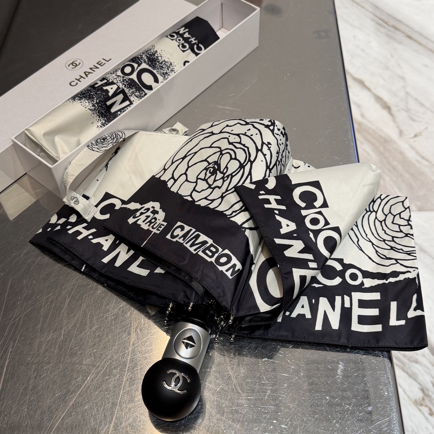 CHANEL（香奈儿）新款三折自动折叠晴雨伞 做工精细 气质 时尚 炒鸡好看！防紫外线 人手必备 ！