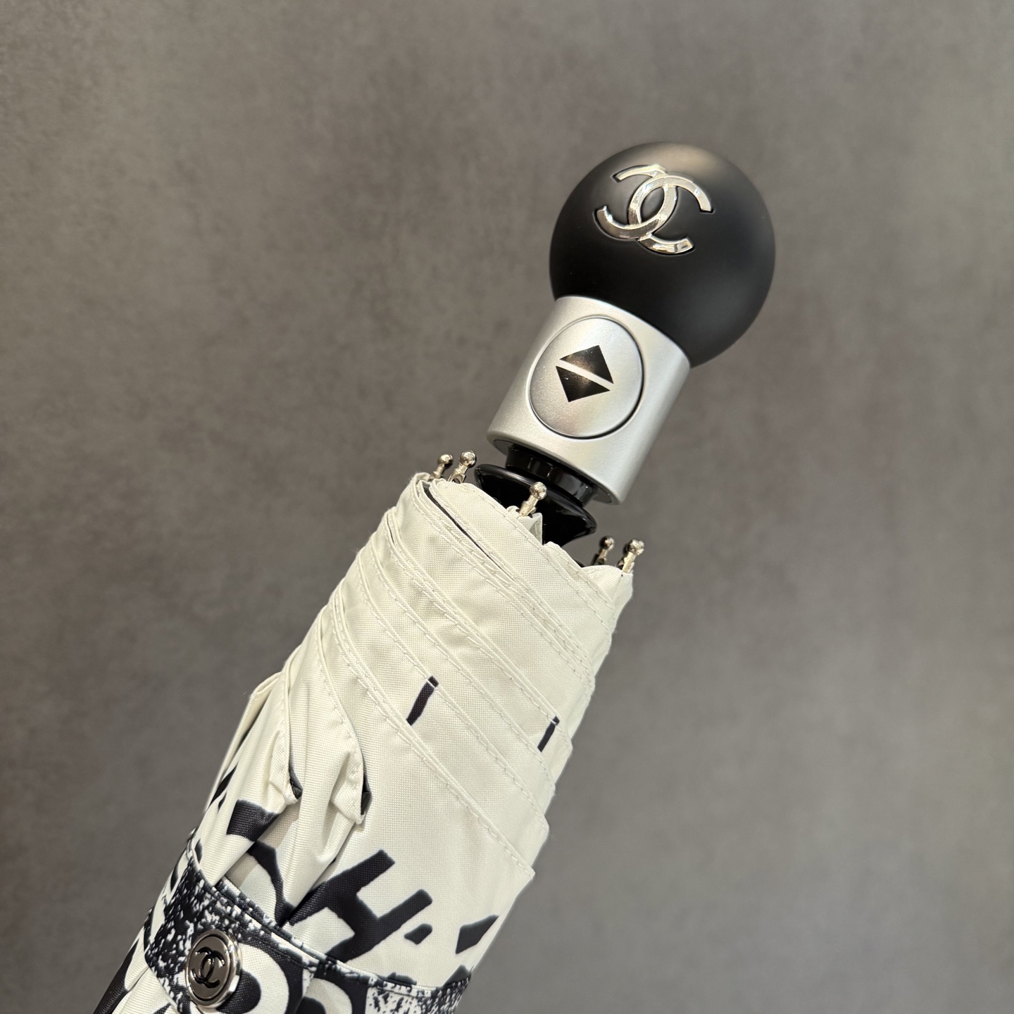 CHANEL（香奈儿）新款三折自动折叠晴雨伞 做工精细 气质 时尚 炒鸡好看！防紫外线 人手必备 ！