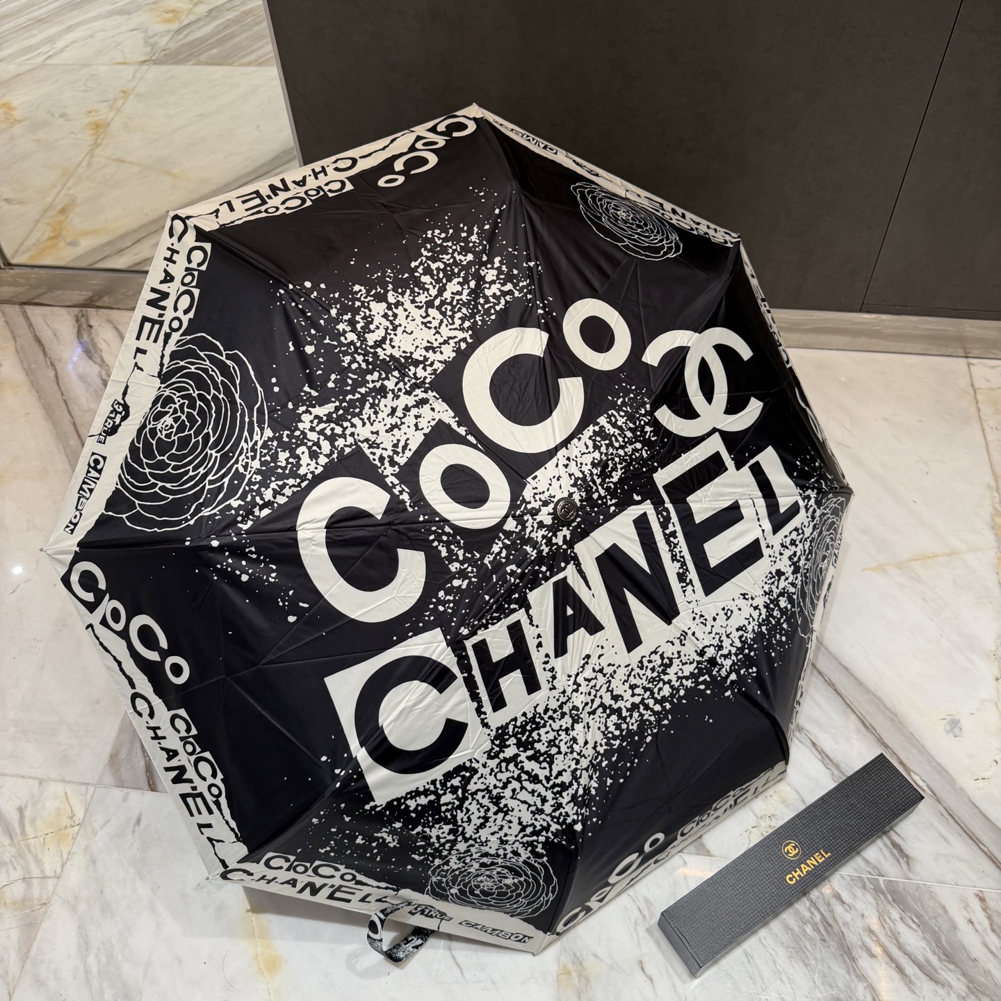 CHANEL（香奈儿）新款三折自动折叠晴雨伞 做工精细 气质 时尚 炒鸡好看！防紫外线 人手必备 ！