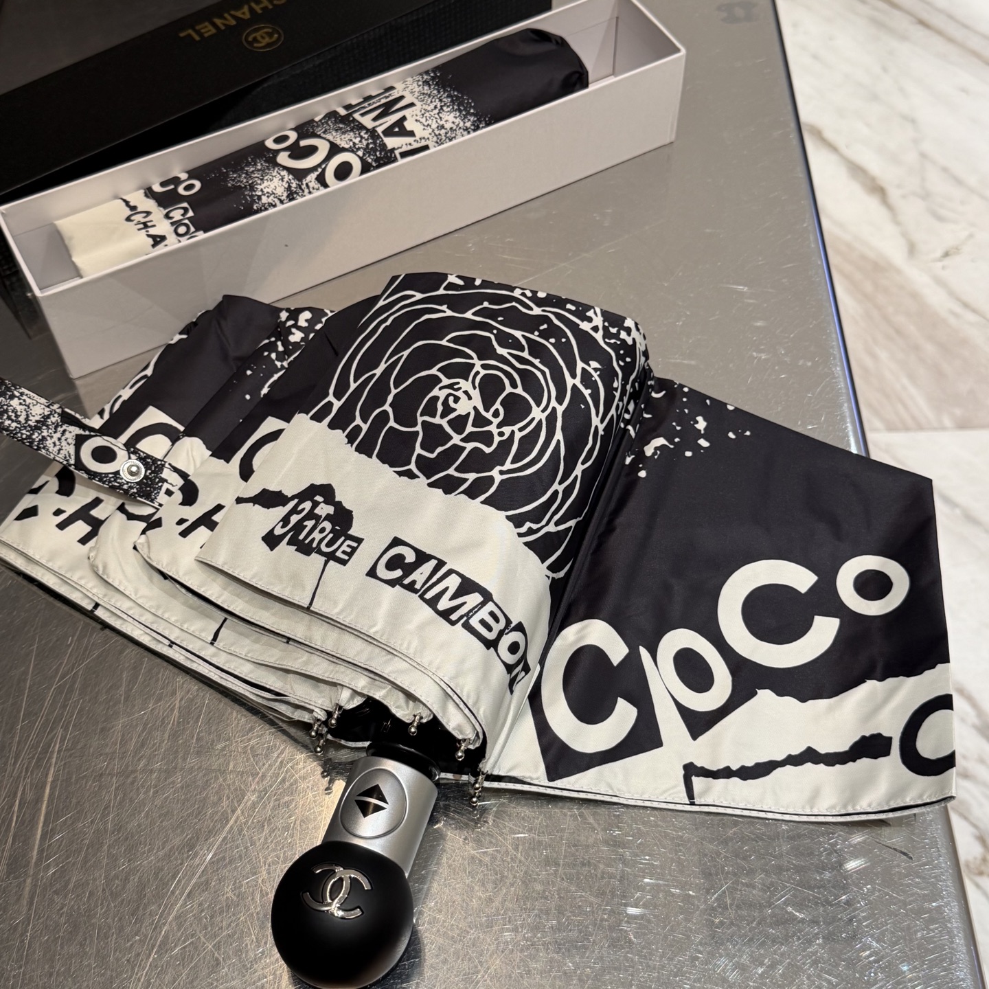 CHANEL（香奈儿）新款三折自动折叠晴雨伞 做工精细 气质 时尚 炒鸡好看！防紫外线 人手必备 ！