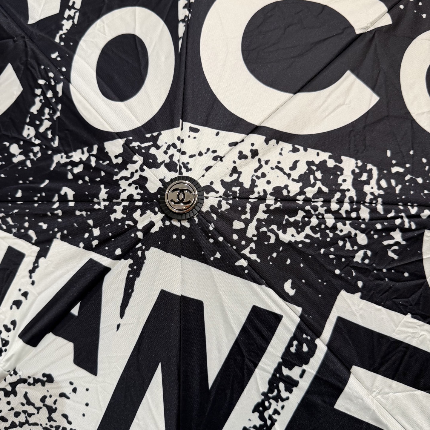 CHANEL（香奈儿）新款三折自动折叠晴雨伞 做工精细 气质 时尚 炒鸡好看！防紫外线 人手必备 ！