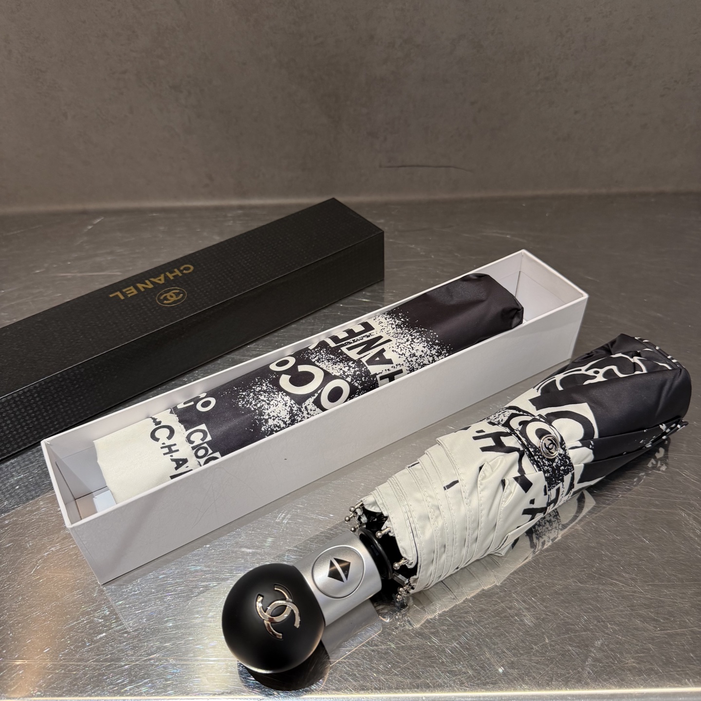 CHANEL（香奈儿）新款三折自动折叠晴雨伞 做工精细 气质 时尚 炒鸡好看！防紫外线 人手必备 ！