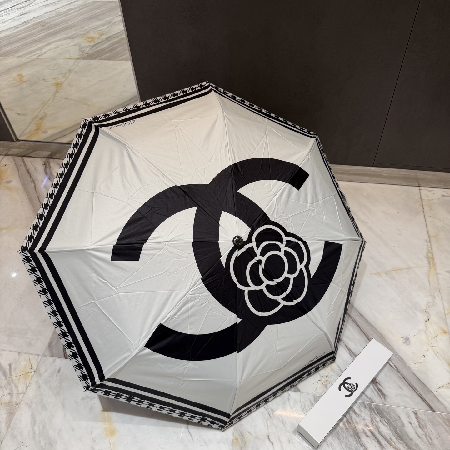 CHANEL（香奈儿）新款三折自动折叠晴雨伞 做工精细 气质 时尚 炒鸡好看！防紫外线 人手必备 ！