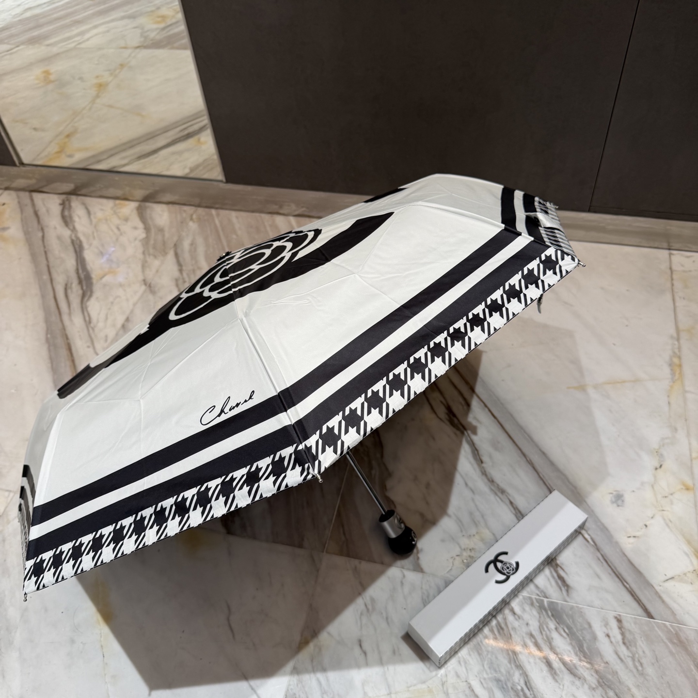 CHANEL（香奈儿）新款三折自动折叠晴雨伞 做工精细 气质 时尚 炒鸡好看！防紫外线 人手必备 ！