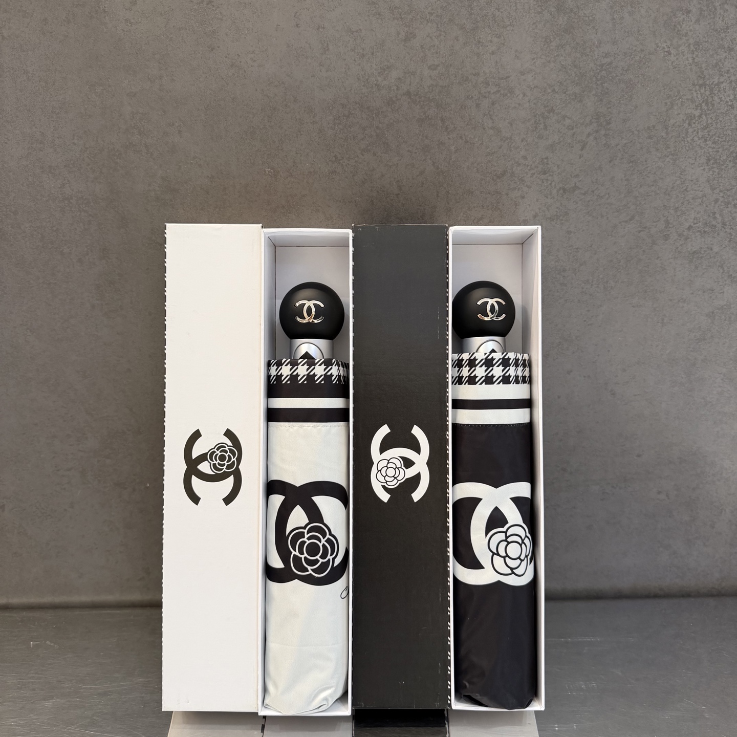 CHANEL（香奈儿）新款三折自动折叠晴雨伞 做工精细 气质 时尚 炒鸡好看！防紫外线 人手必备 ！