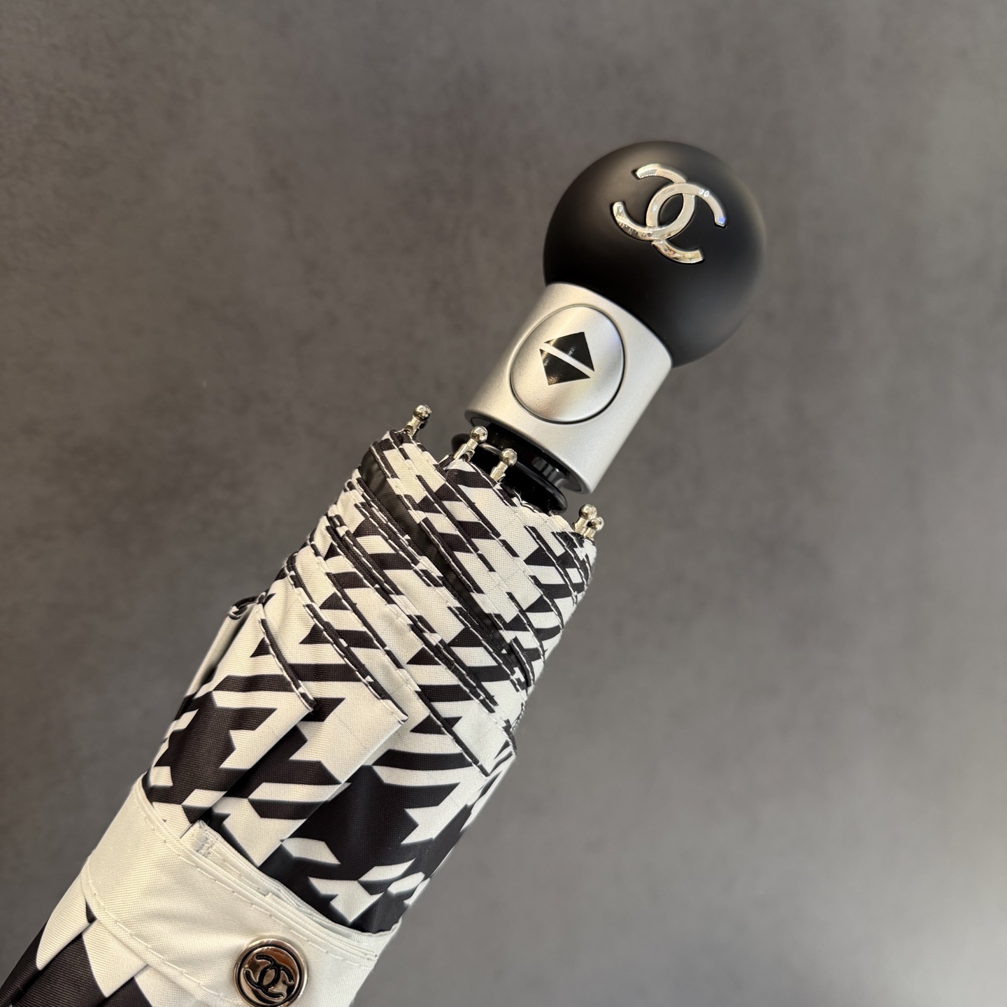 CHANEL（香奈儿）新款三折自动折叠晴雨伞 做工精细 气质 时尚 炒鸡好看！防紫外线 人手必备 ！