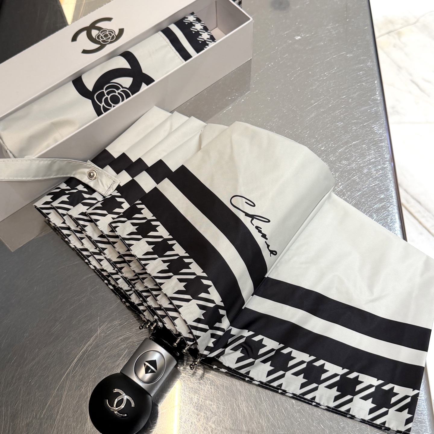 CHANEL（香奈儿）新款三折自动折叠晴雨伞 做工精细 气质 时尚 炒鸡好看！防紫外线 人手必备 ！